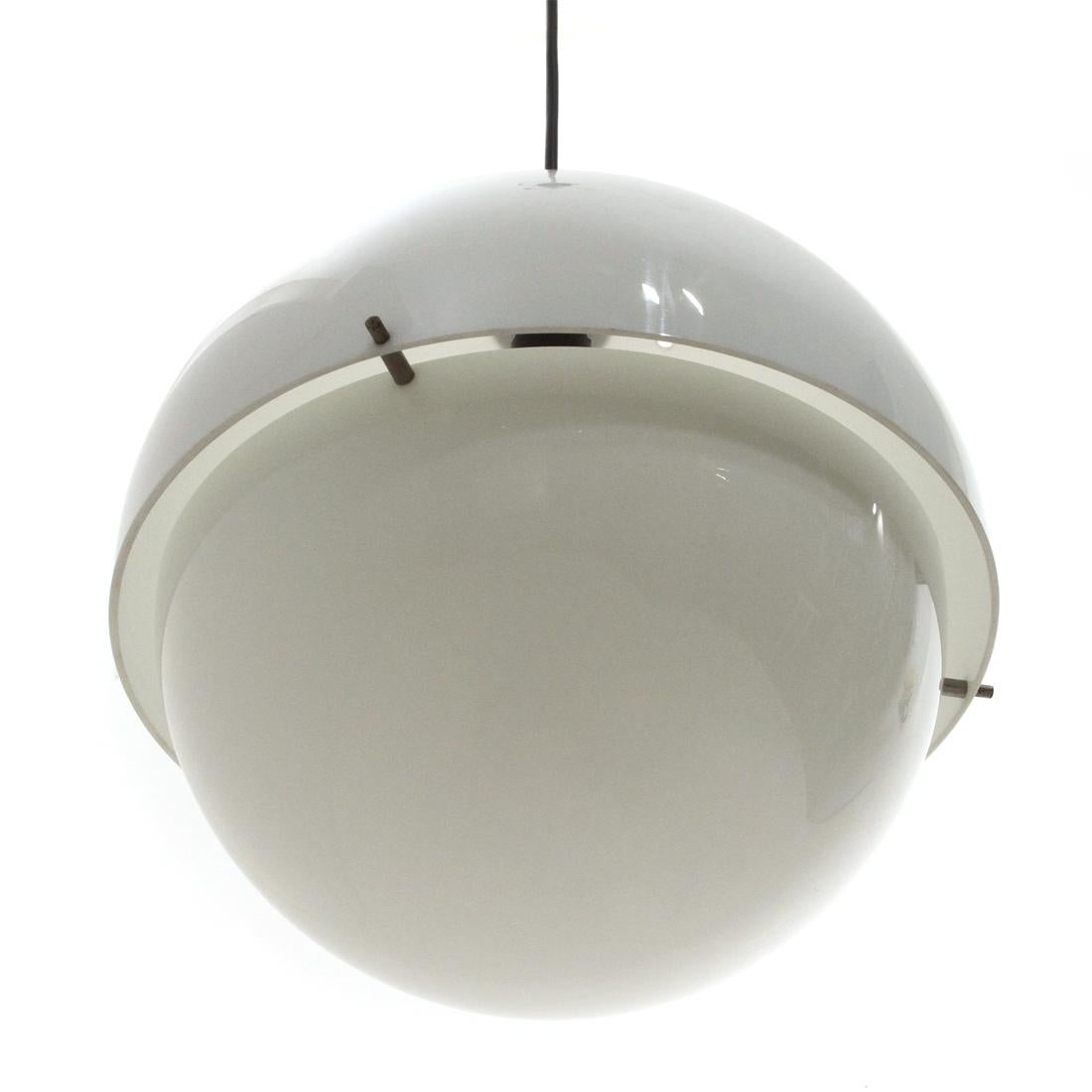 Lamp produced in the 1960s by Kartell based on a project by Luigi Bandini Buti.
Black plastic canopy.
Lamp body formed by two white methacrylate caps.
Small parts in aluminum.
Good general condition, some signs due to normal use over