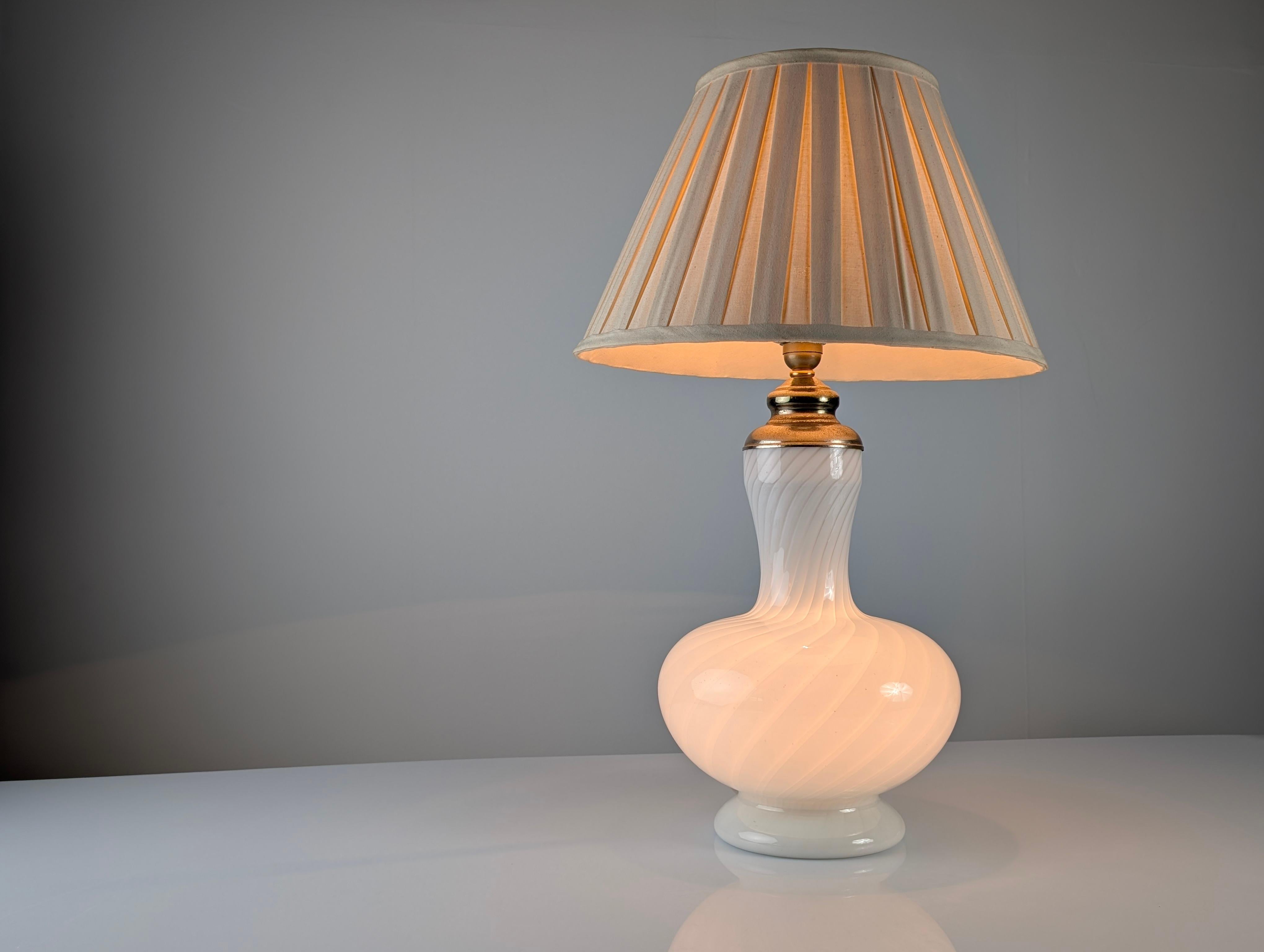 Weiße Spiralglaslampe mit Dual Lights und Messing, 1960er Jahre (Italienisch) im Angebot