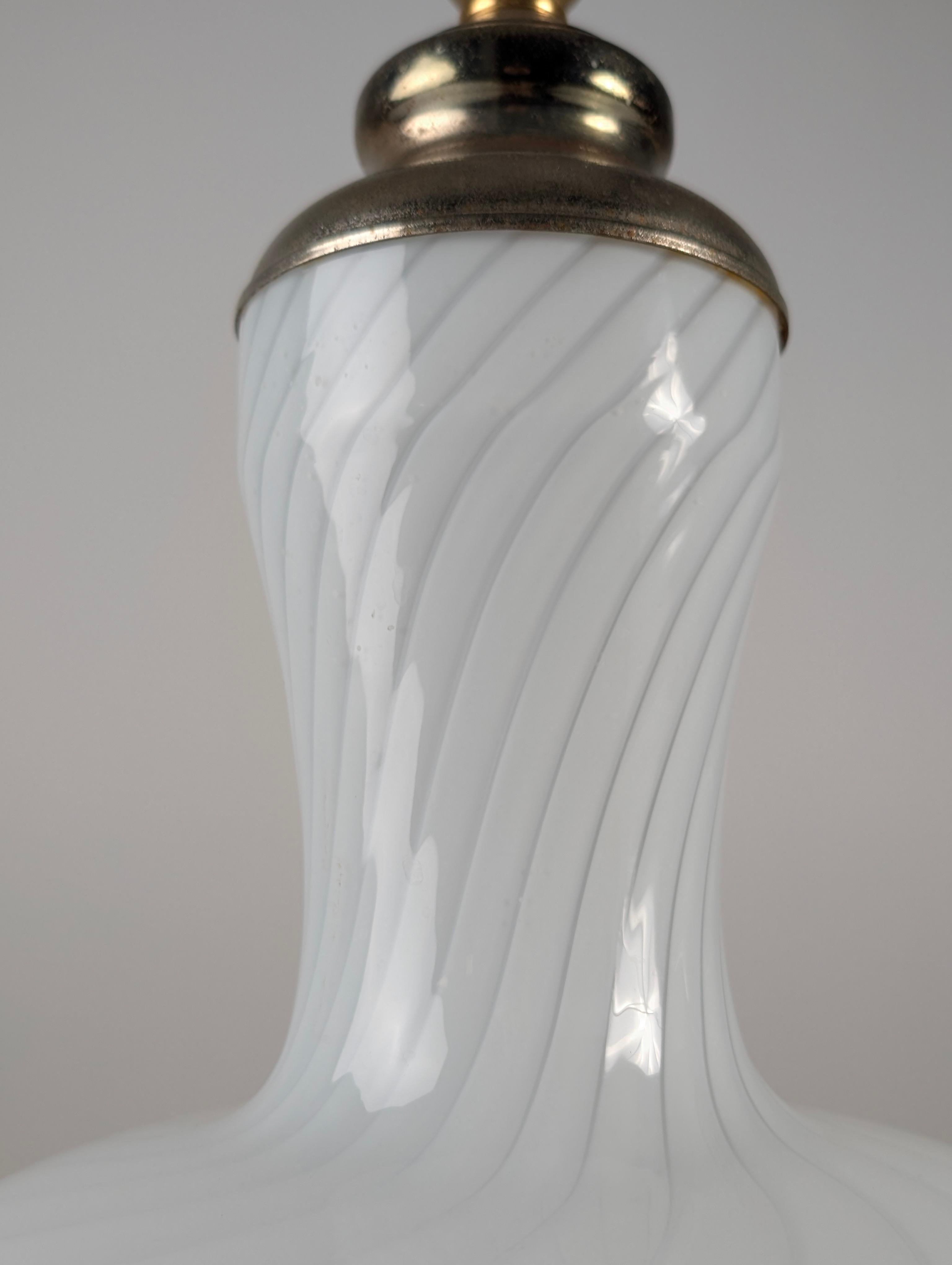 Weiße Spiralglaslampe mit Dual Lights und Messing, 1960er Jahre (Mitte des 20. Jahrhunderts) im Angebot