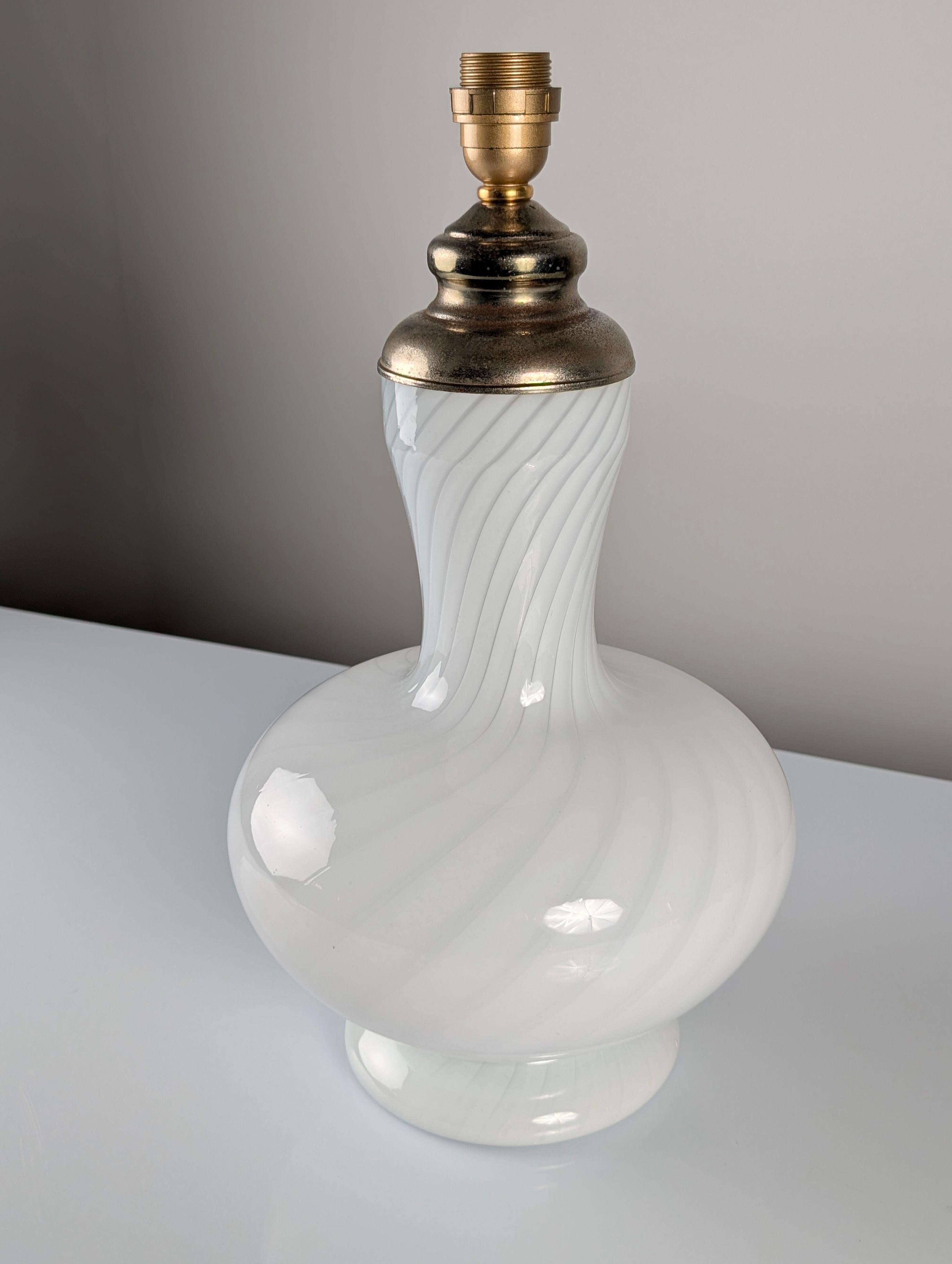 Weiße Spiralglaslampe mit Dual Lights und Messing, 1960er Jahre (Glas) im Angebot