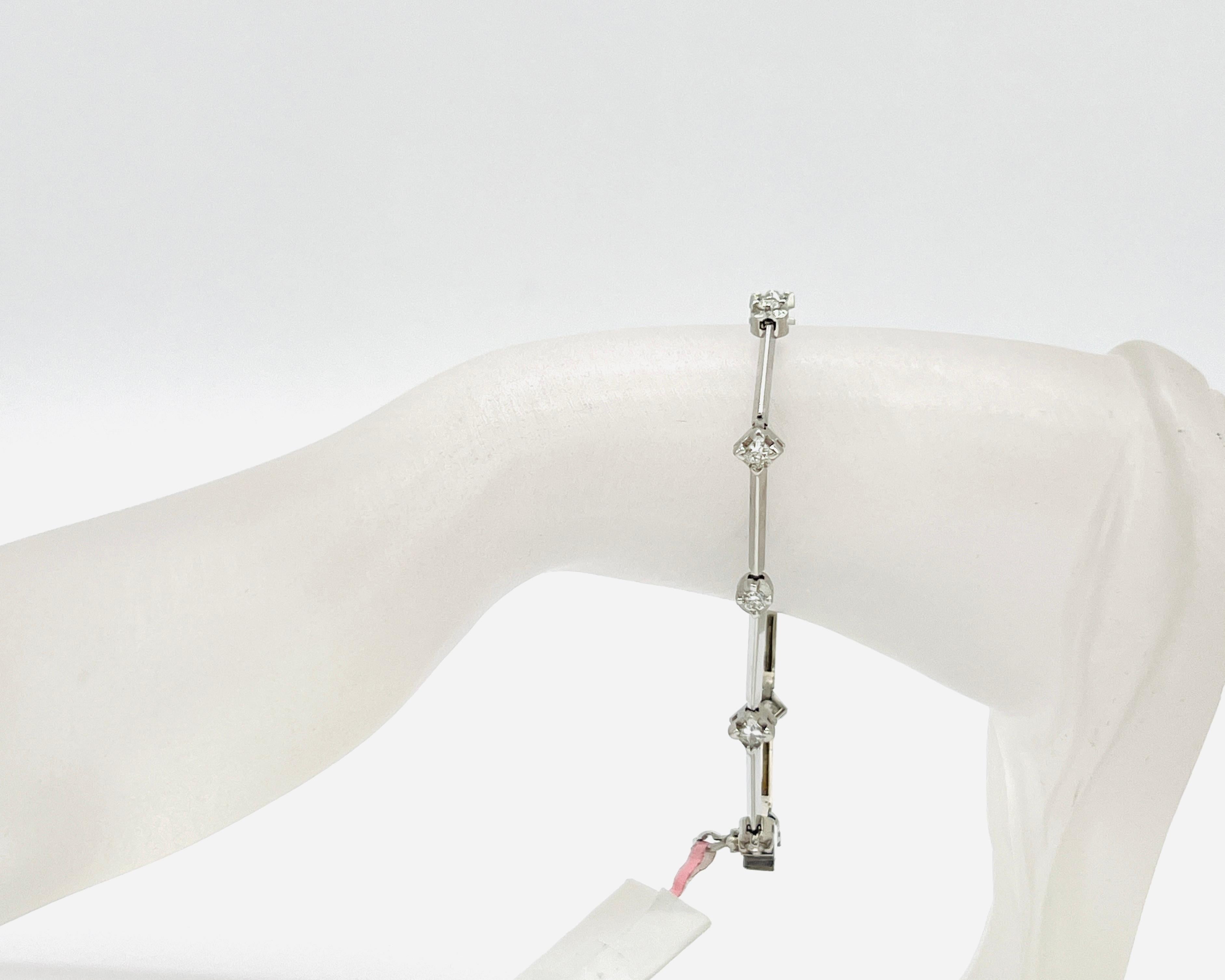 Schönes Armband mit 0,45 ct. guten, weißen und hellen Diamantquadraten und -runden.  Handgefertigt aus 14k Weißgold.  Die Länge beträgt 7