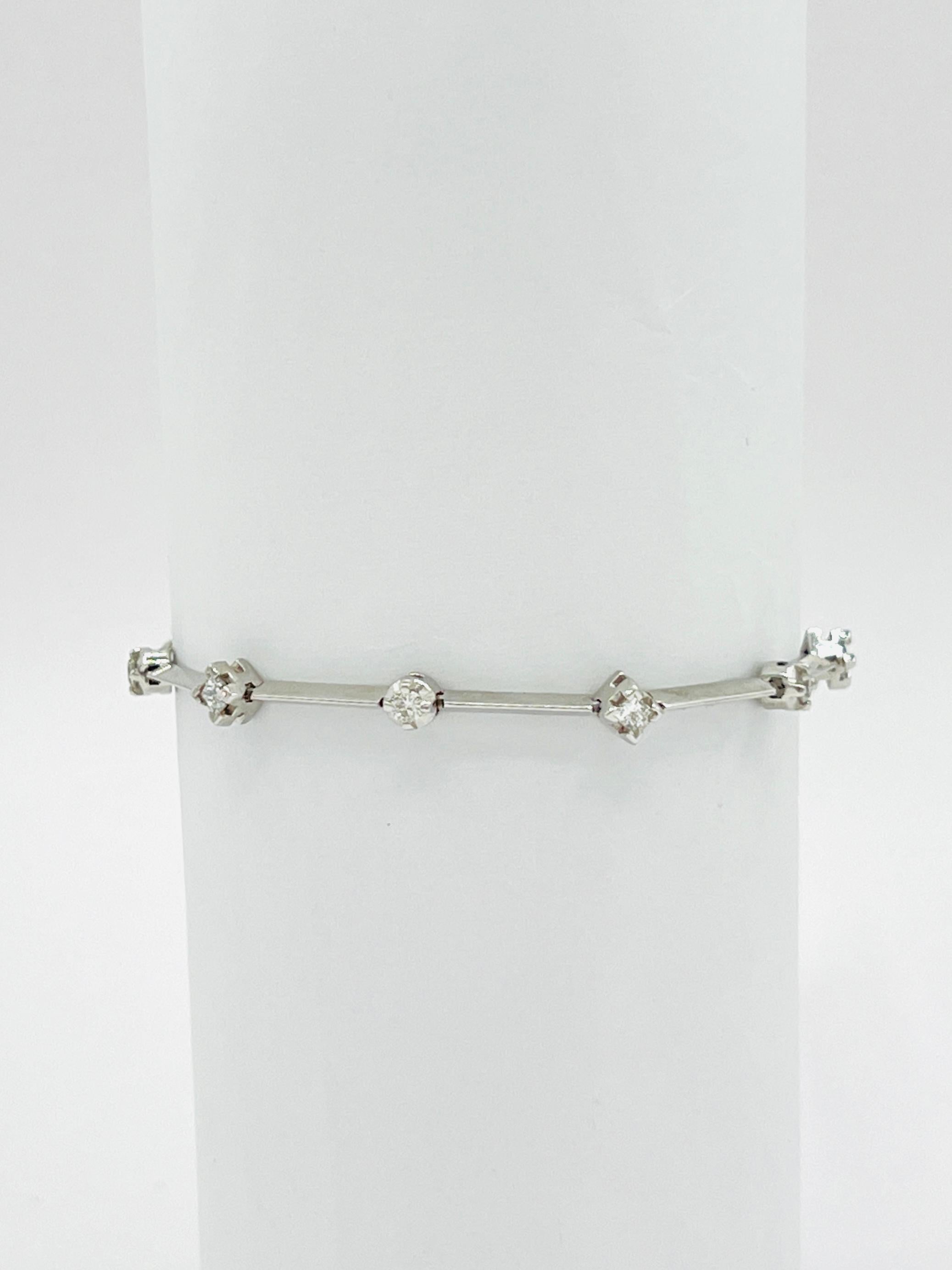 Weißes, quadratisches und rundes Diamantarmband aus 14 Karat Weißgold mit Diamanten 1