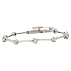 Weißes, quadratisches und rundes Diamantarmband aus 14 Karat Weißgold mit Diamanten