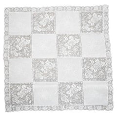 Toile de table carrée blanche en dentelle française à motifs floraux