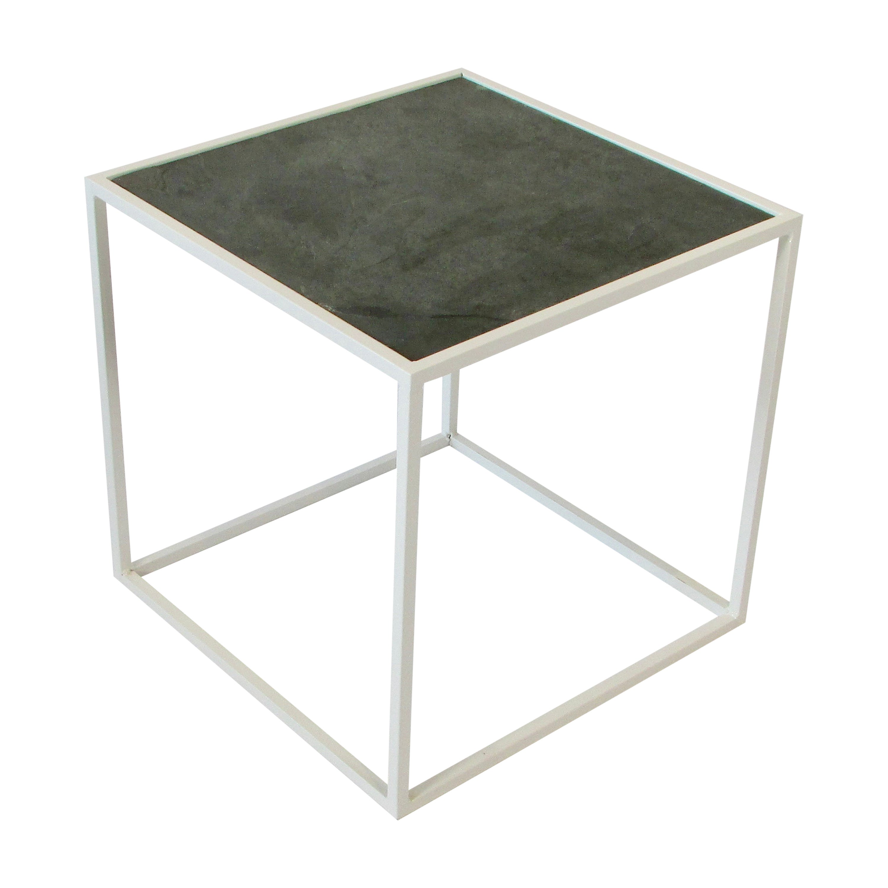 Mesa auxiliar cuadrada blanca con estructura de acero y tablero de pizarra