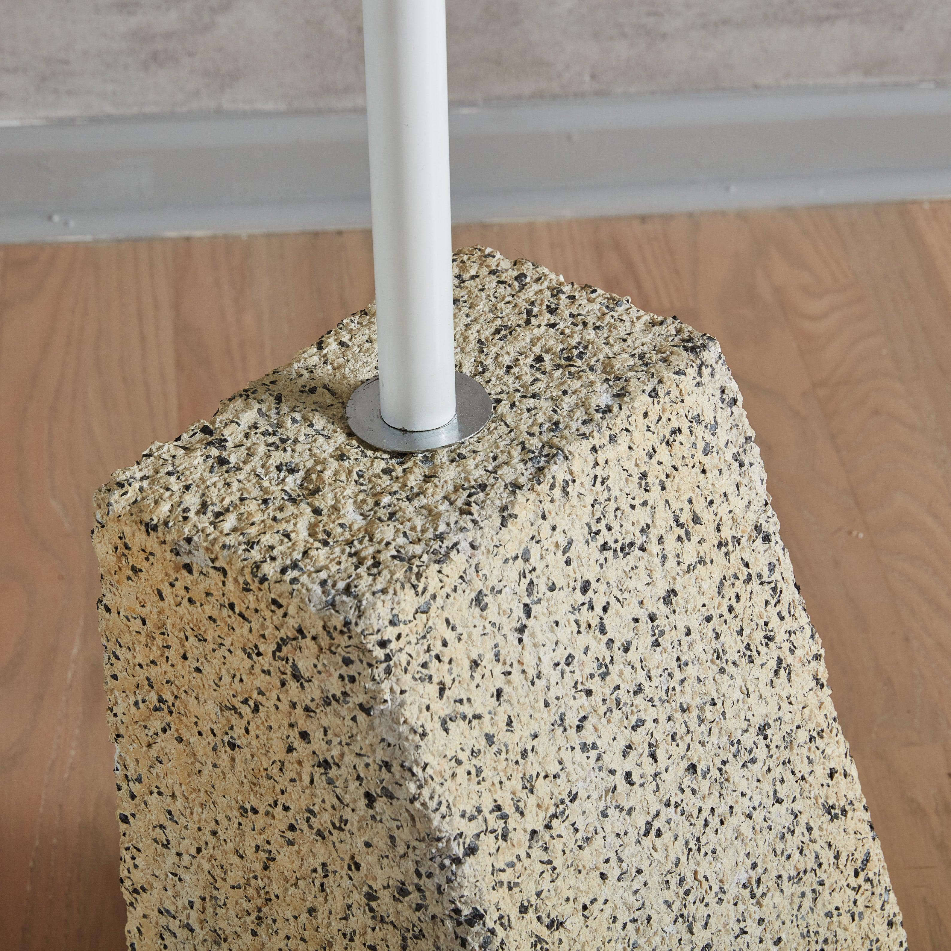Lampadaire White Squiggle avec base en pierre, Italie, années 1970 en vente 4