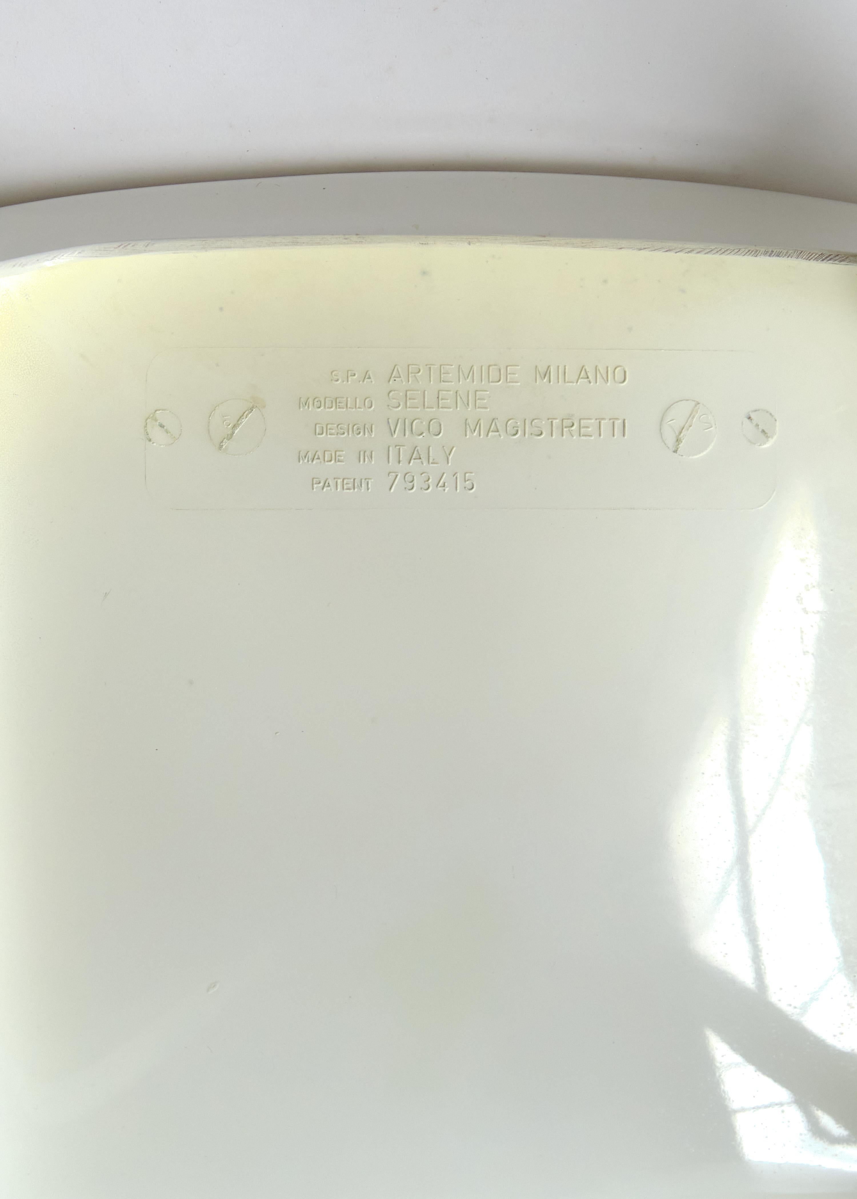 Weiße stapelbare Selene-Stühle von Vico Magistretti für Artemide, Paar im Angebot 2