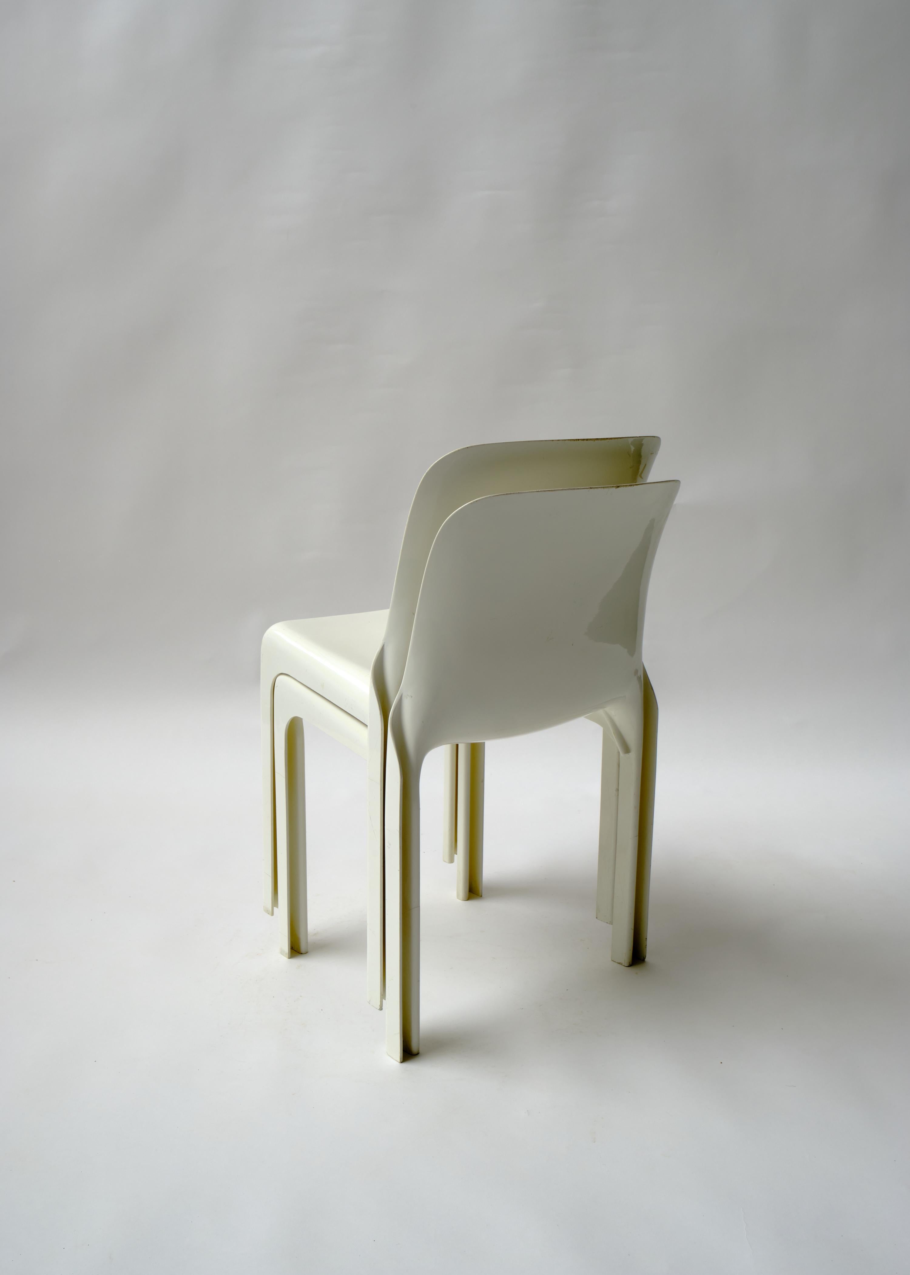 Weiße stapelbare Selene-Stühle von Vico Magistretti für Artemide, Paar (Moderne der Mitte des Jahrhunderts) im Angebot
