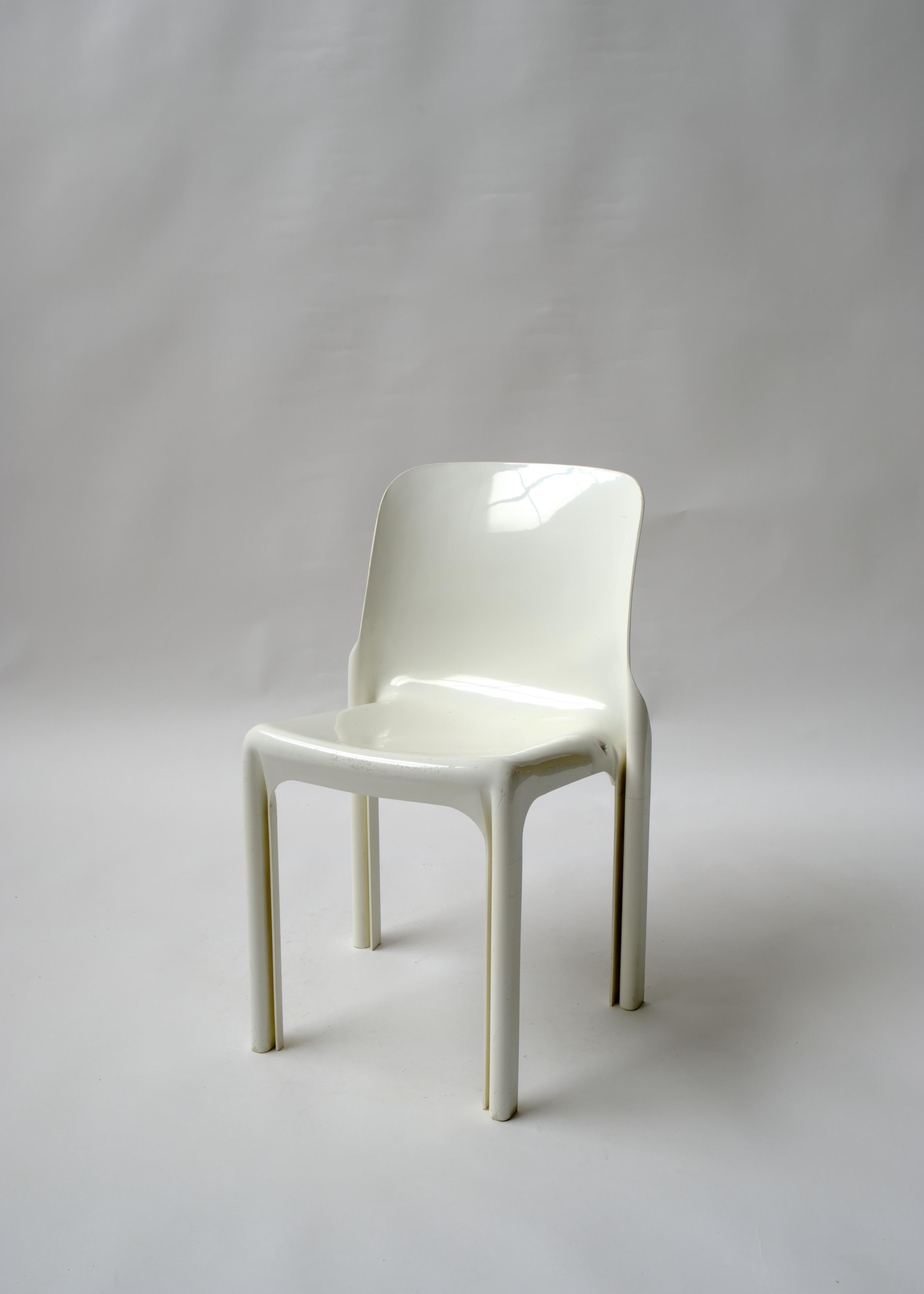 Weiße stapelbare Selene-Stühle von Vico Magistretti für Artemide, Paar (Italienisch) im Angebot