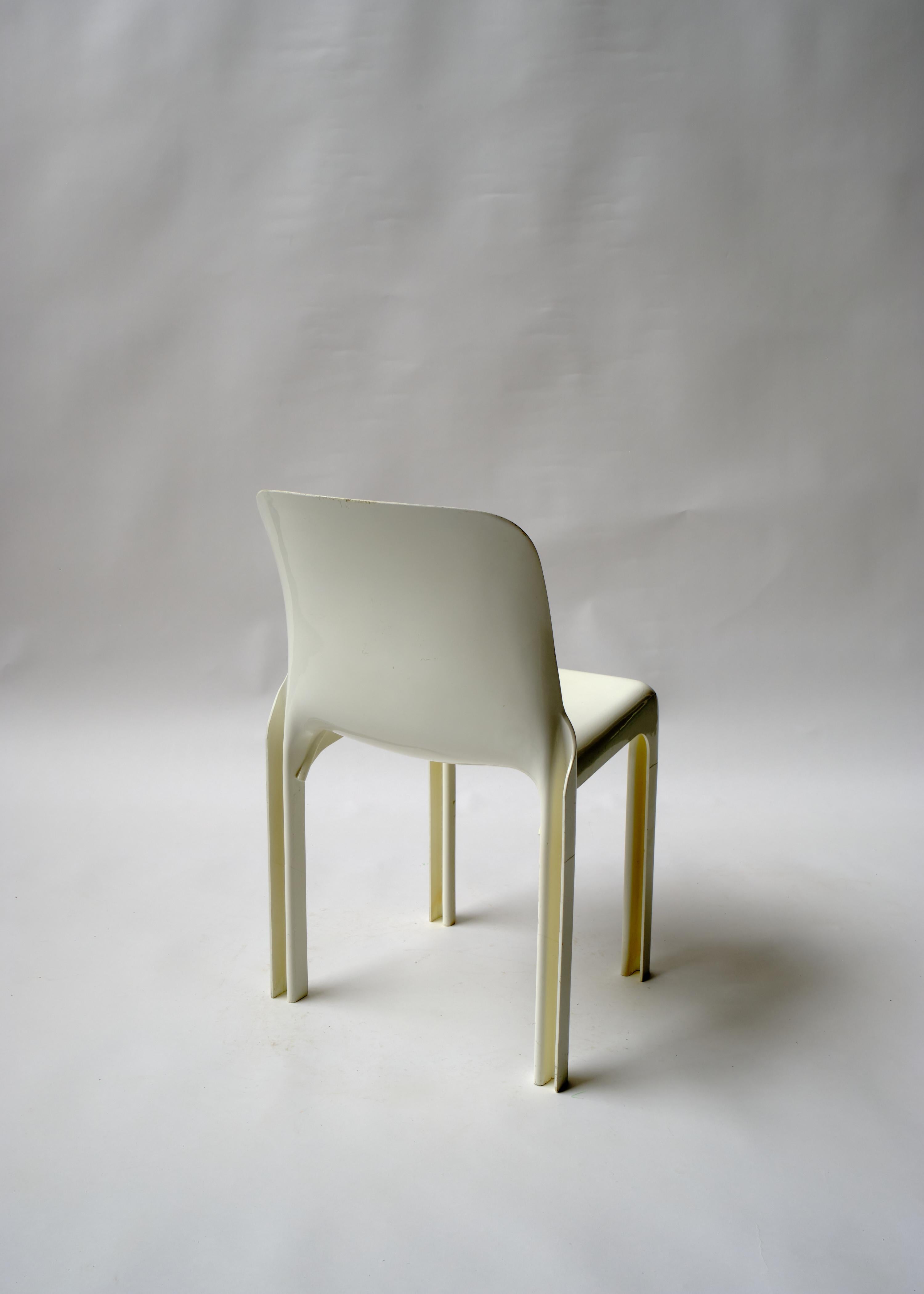 Weiße stapelbare Selene-Stühle von Vico Magistretti für Artemide, Paar (Gepresst) im Angebot