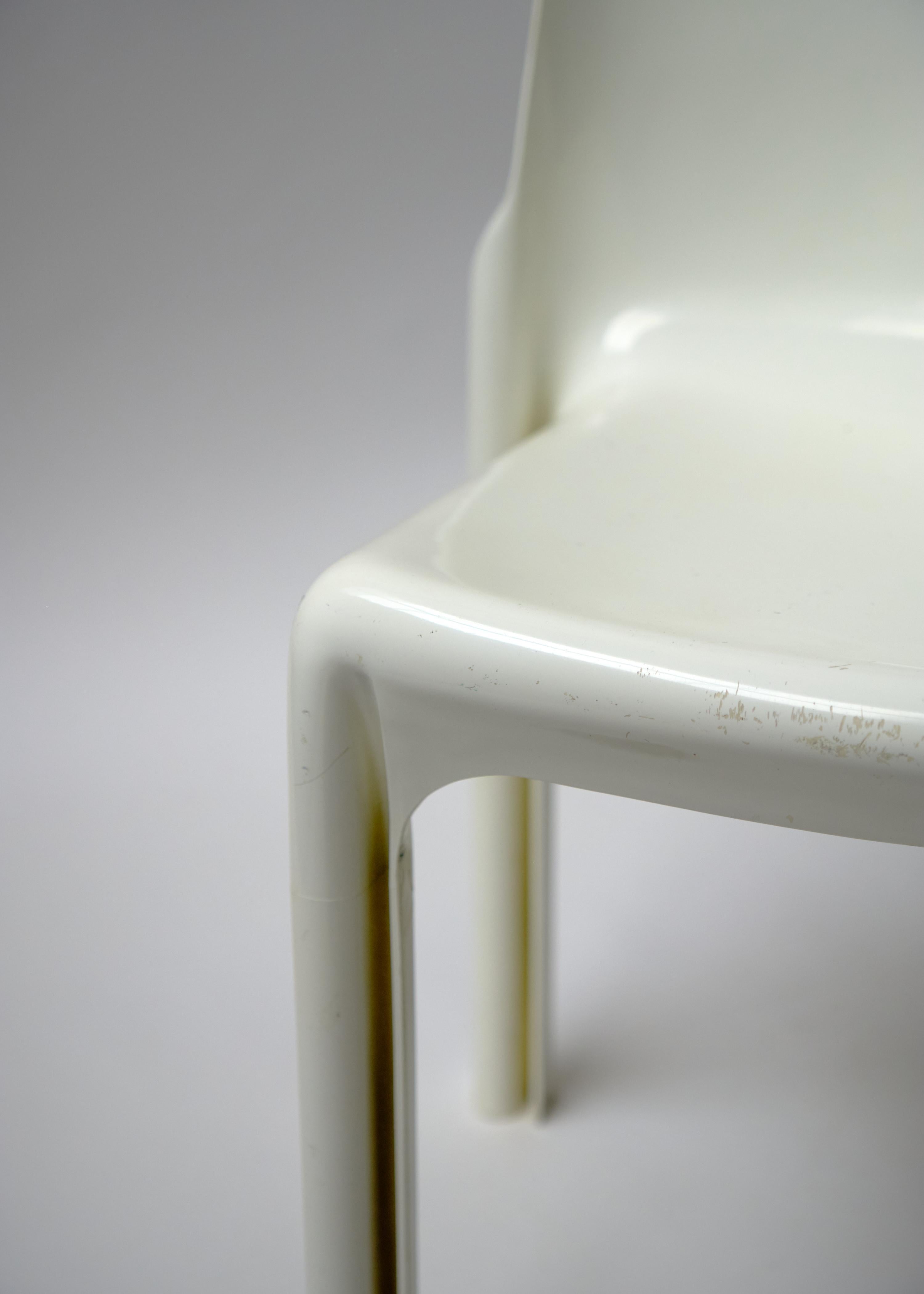 Weiße stapelbare Selene-Stühle von Vico Magistretti für Artemide, Paar (Kunststoff) im Angebot