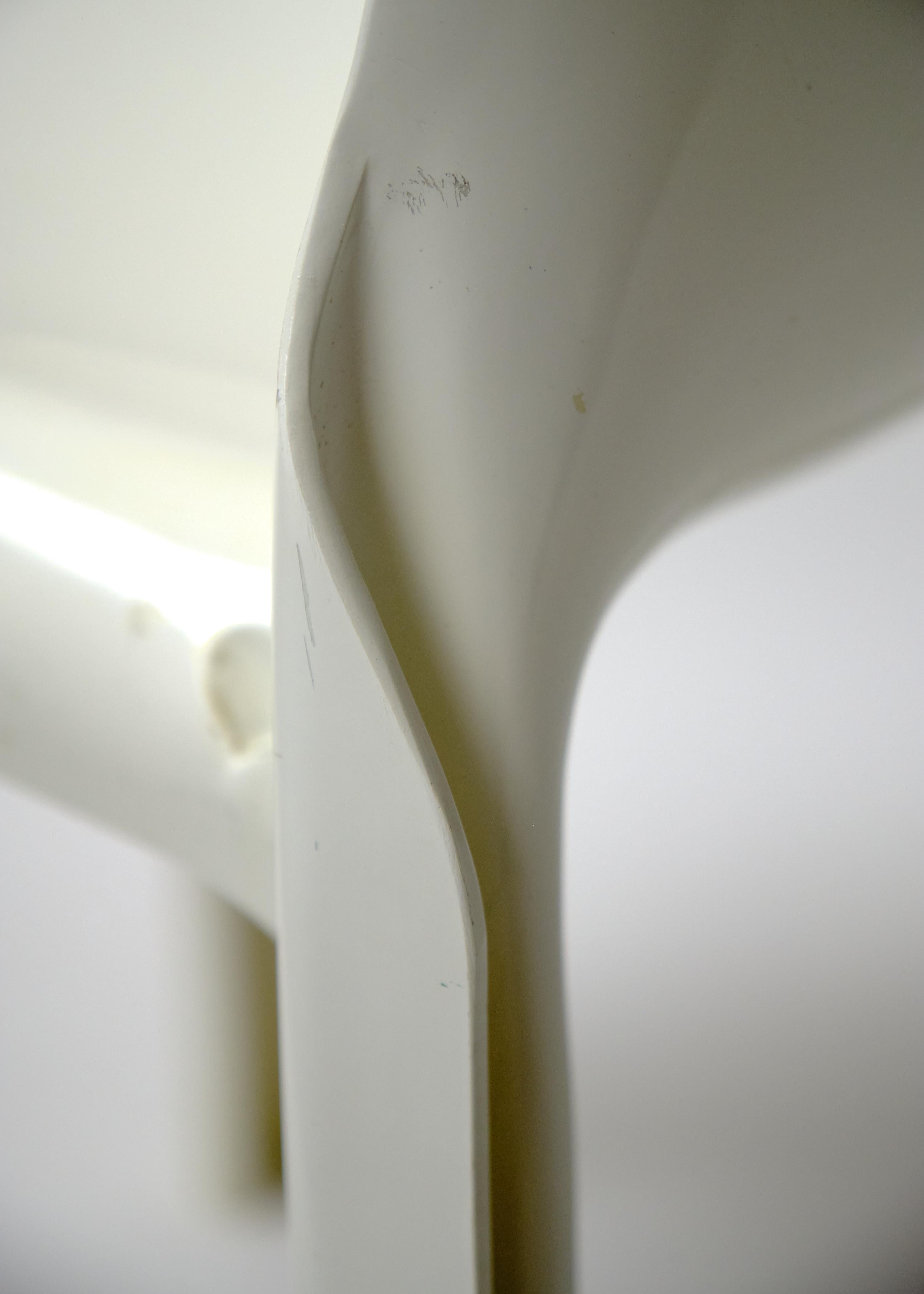 Weiße stapelbare Selene-Stühle von Vico Magistretti für Artemide, Paar im Angebot 1