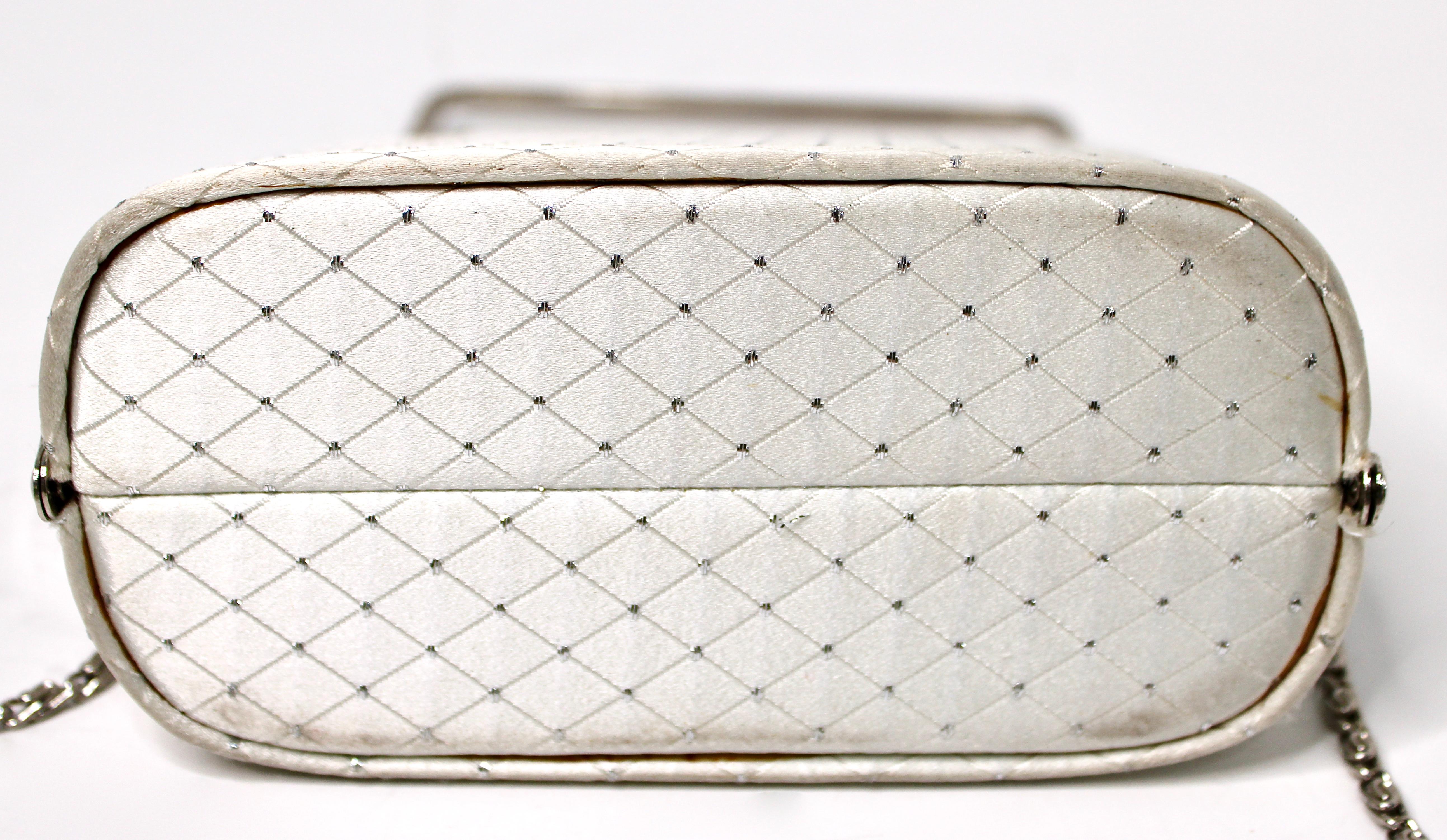 White Stain Quilted Top-Handle Evening Bag With Chain circa 1960s en vente 5