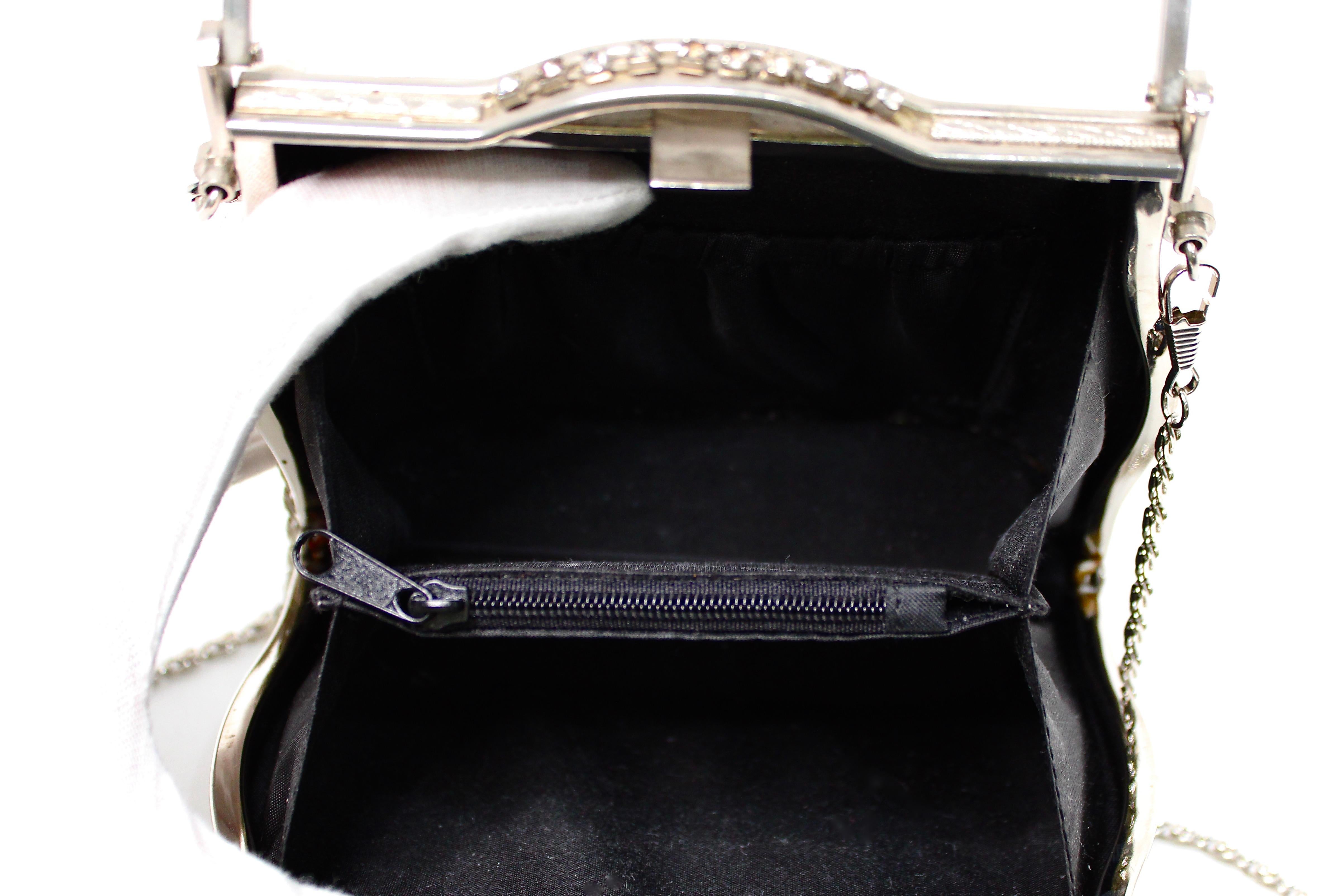 White Stain Quilted Top-Handle Evening Bag With Chain circa 1960s en vente 6