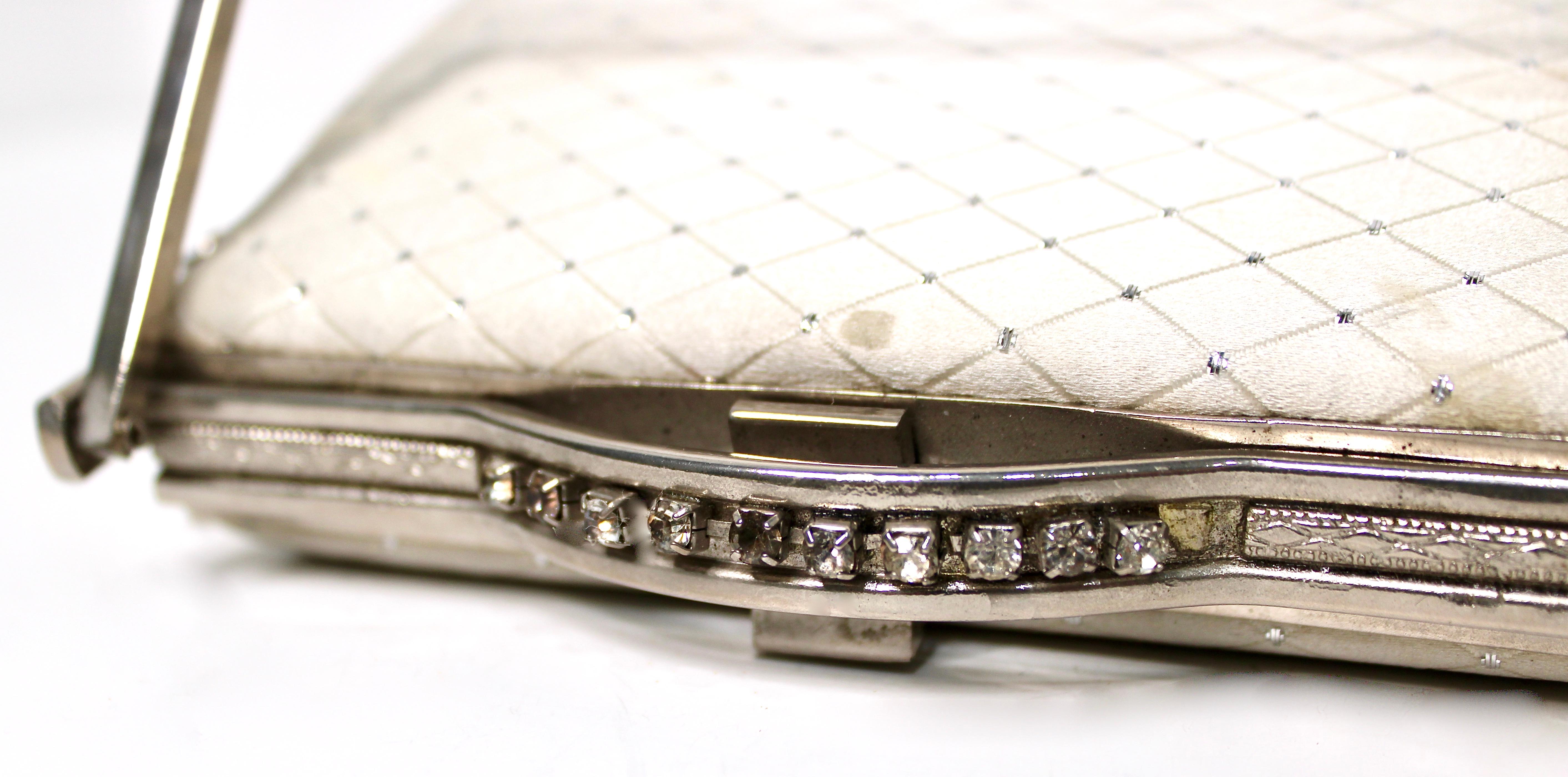 White Stain Quilted Top-Handle Evening Bag With Chain circa 1960s État moyen - En vente à Scottsdale, AZ