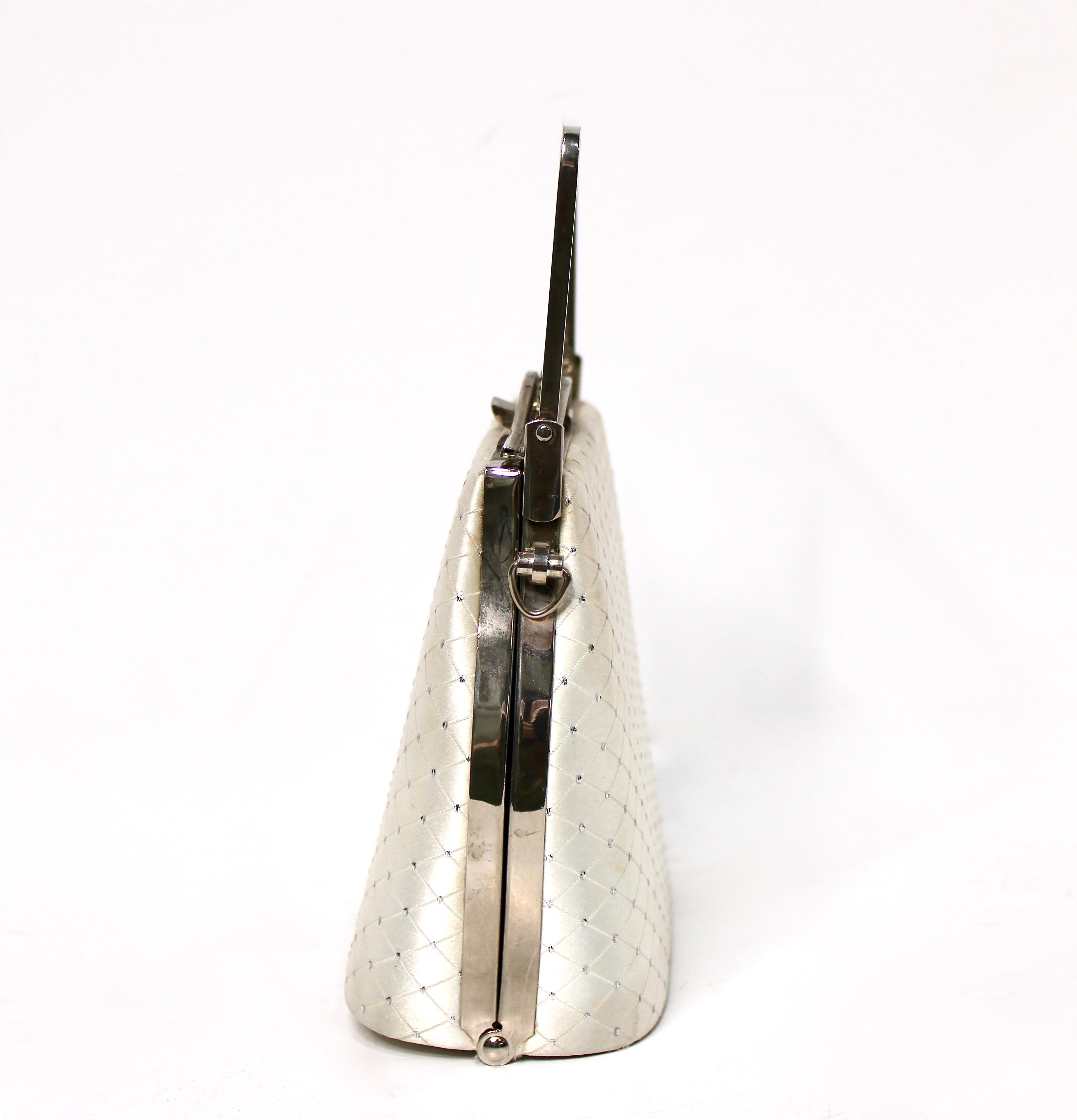 White Stain Quilted Top-Handle Evening Bag With Chain circa 1960s Pour femmes en vente