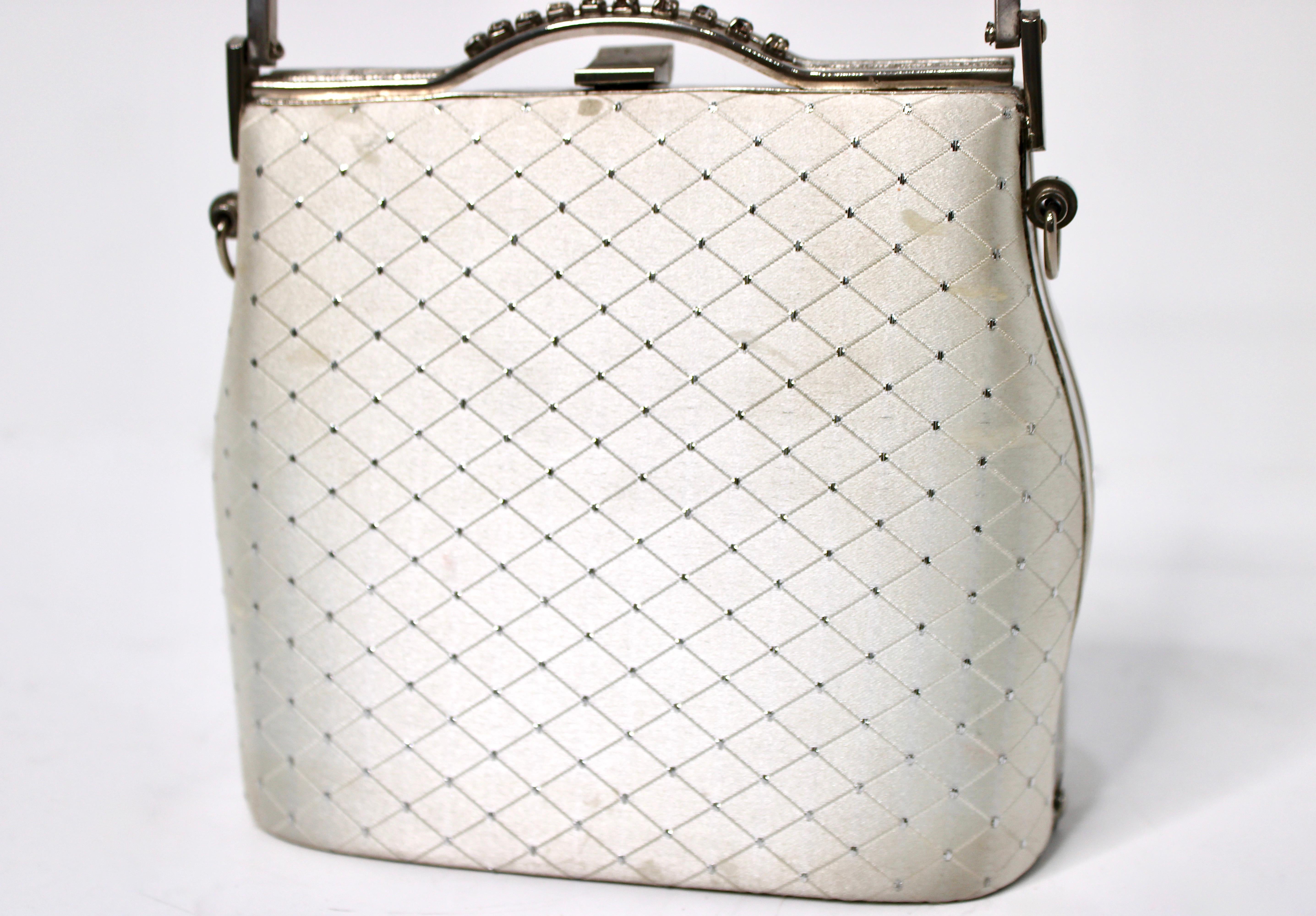 White Stain Quilted Top-Handle Evening Bag With Chain circa 1960s en vente 2