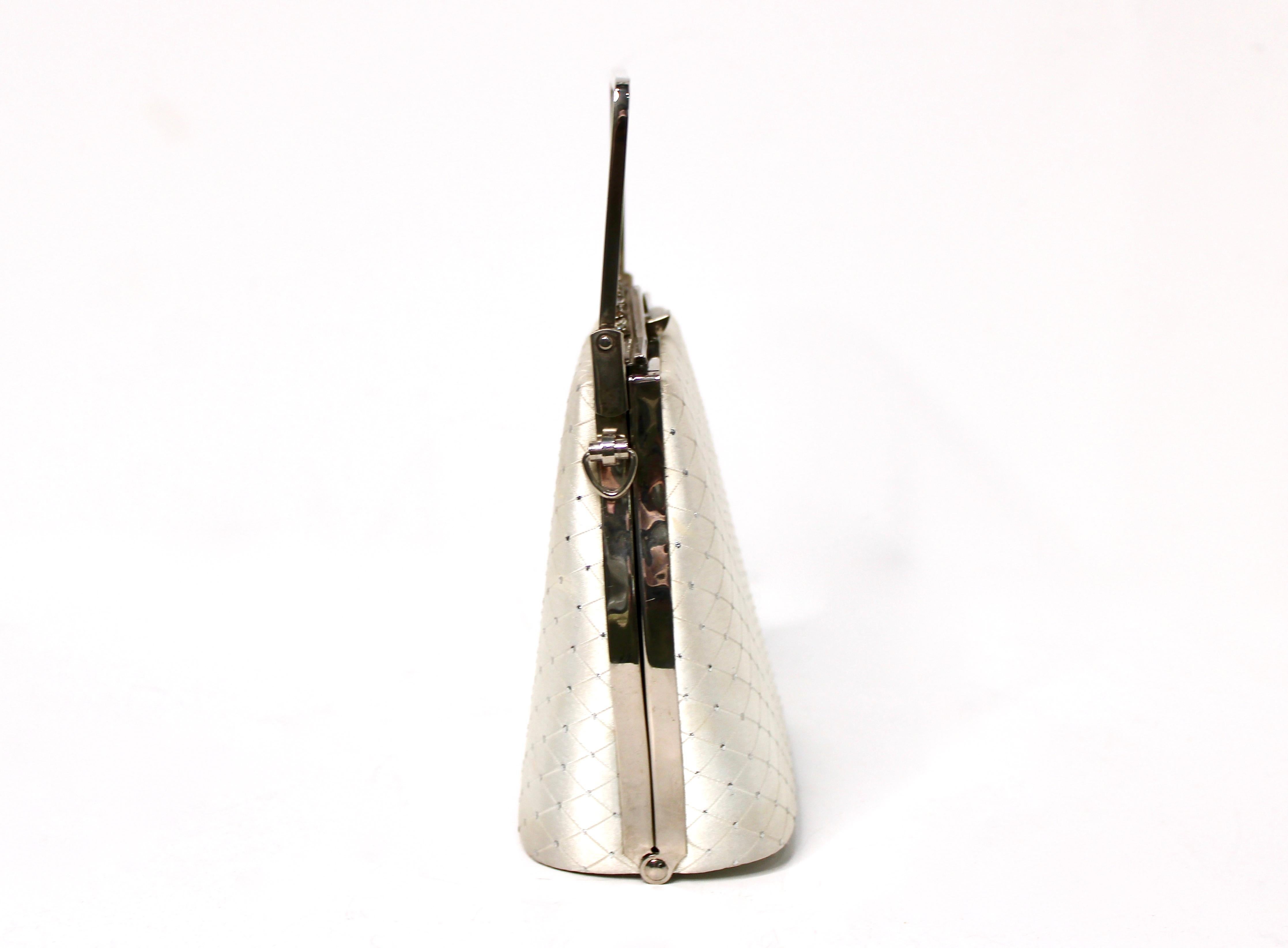 White Stain Quilted Top-Handle Evening Bag With Chain circa 1960s en vente 3