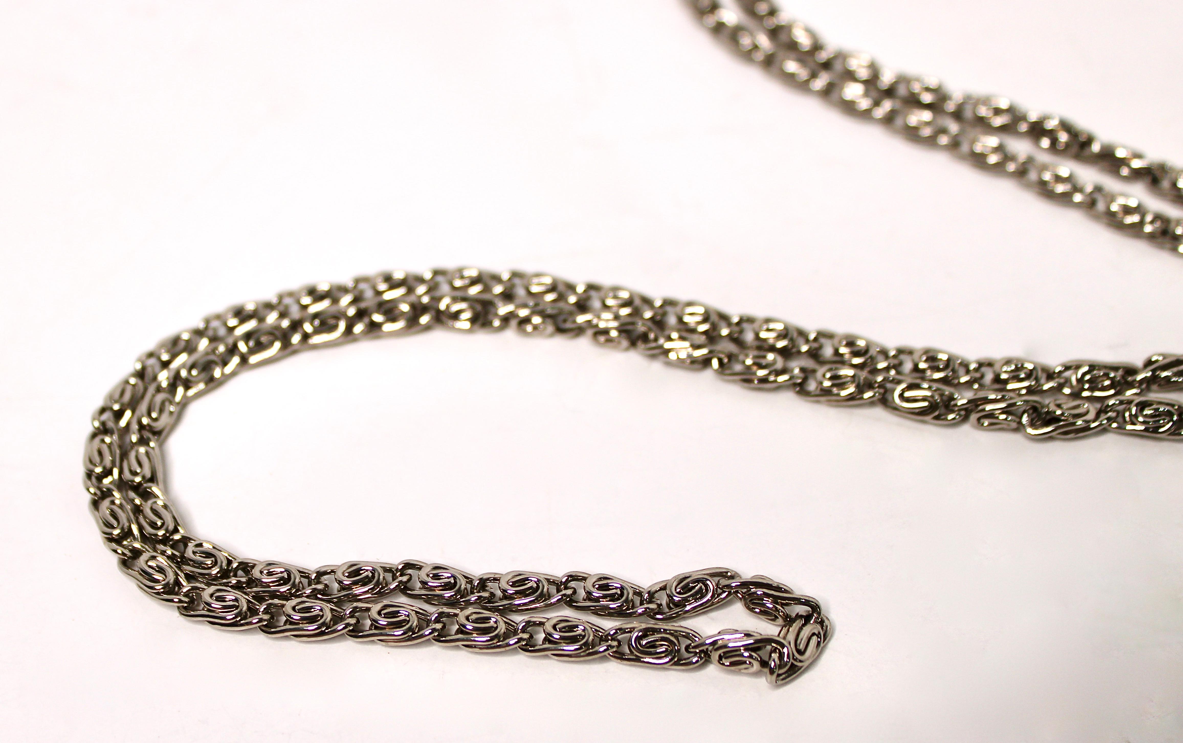 White Stain Quilted Top-Handle Evening Bag With Chain circa 1960s en vente 4