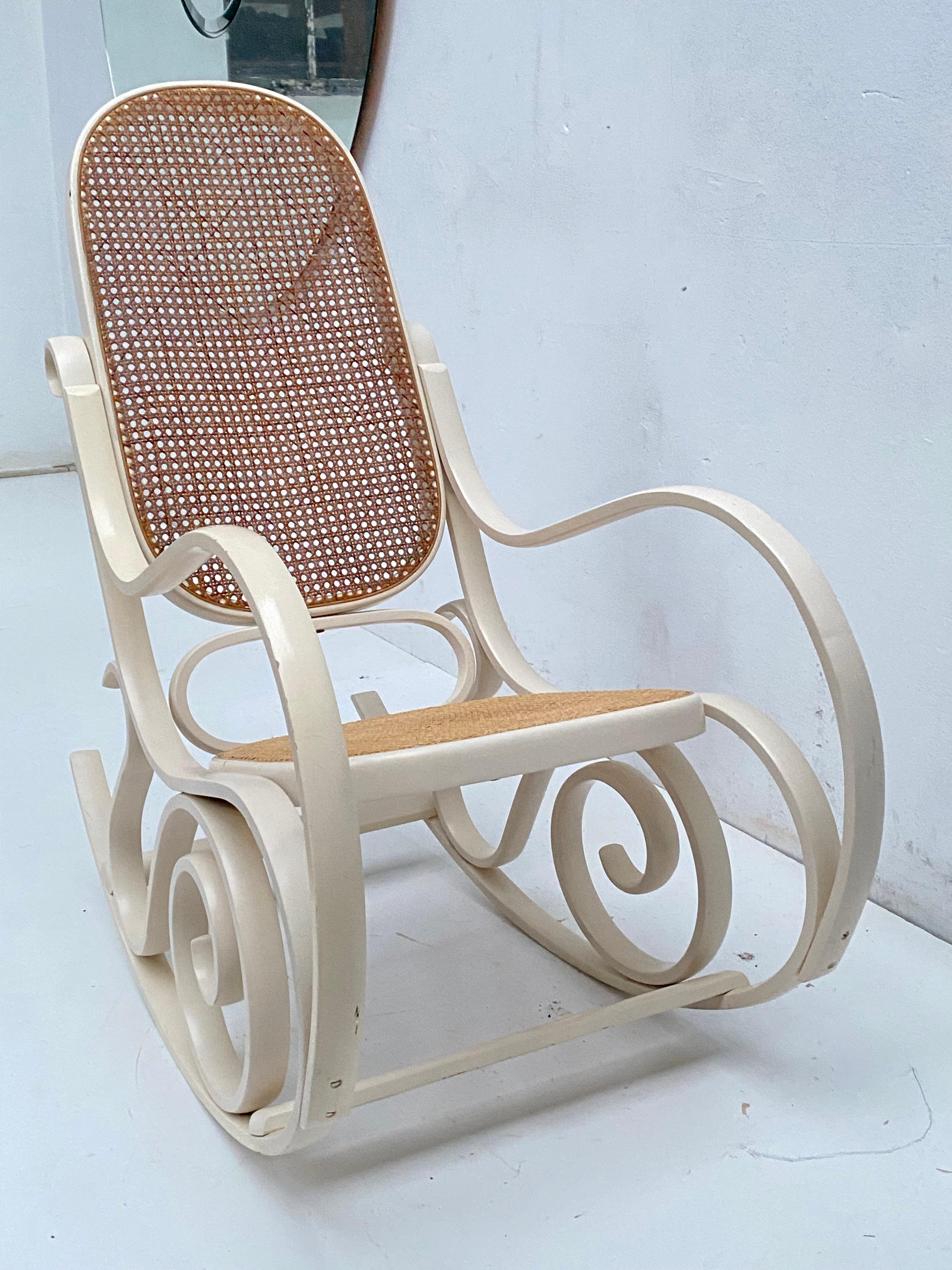 Magnifique fauteuil à bascule italien des années 1970 par Luigi Crassevig pour Crassevig

Bentwood Beeche qui a été teinté en blanc 

Cette chaise a été fabriquée en étuvant du bois de hêtre dans ces formes courbes, de la même manière que les