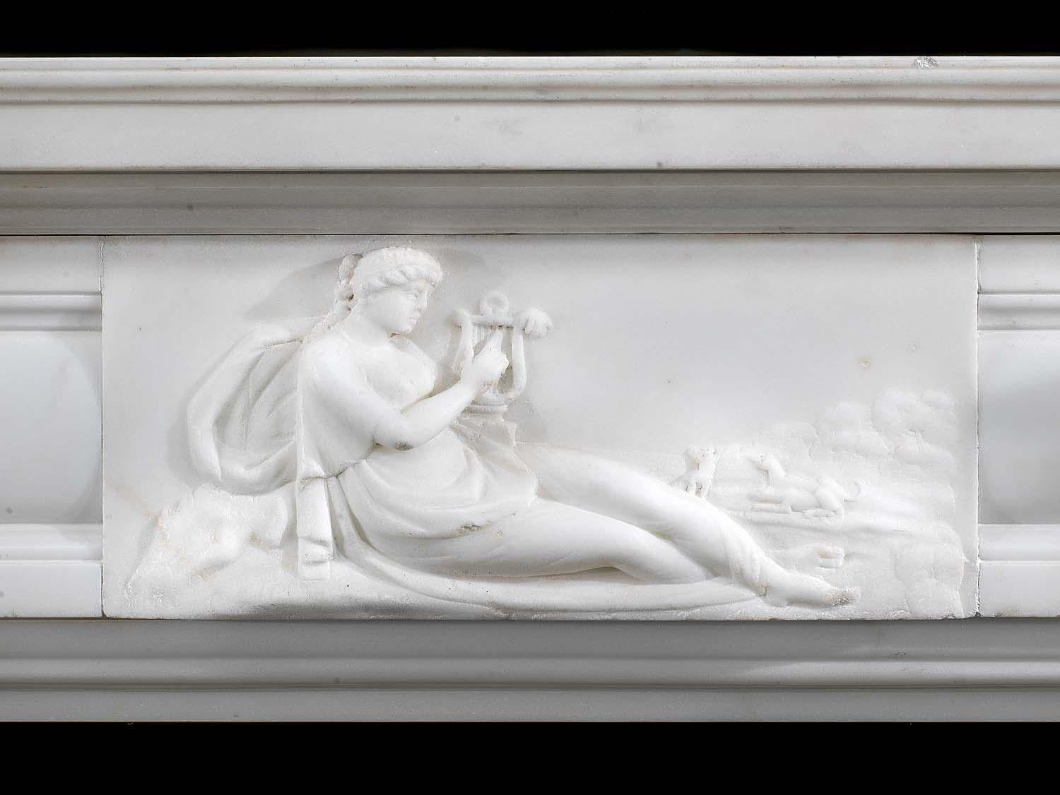 Sculpté Cheminée ancienne à colonnes en marbre statuaire blanc de style Regency en vente