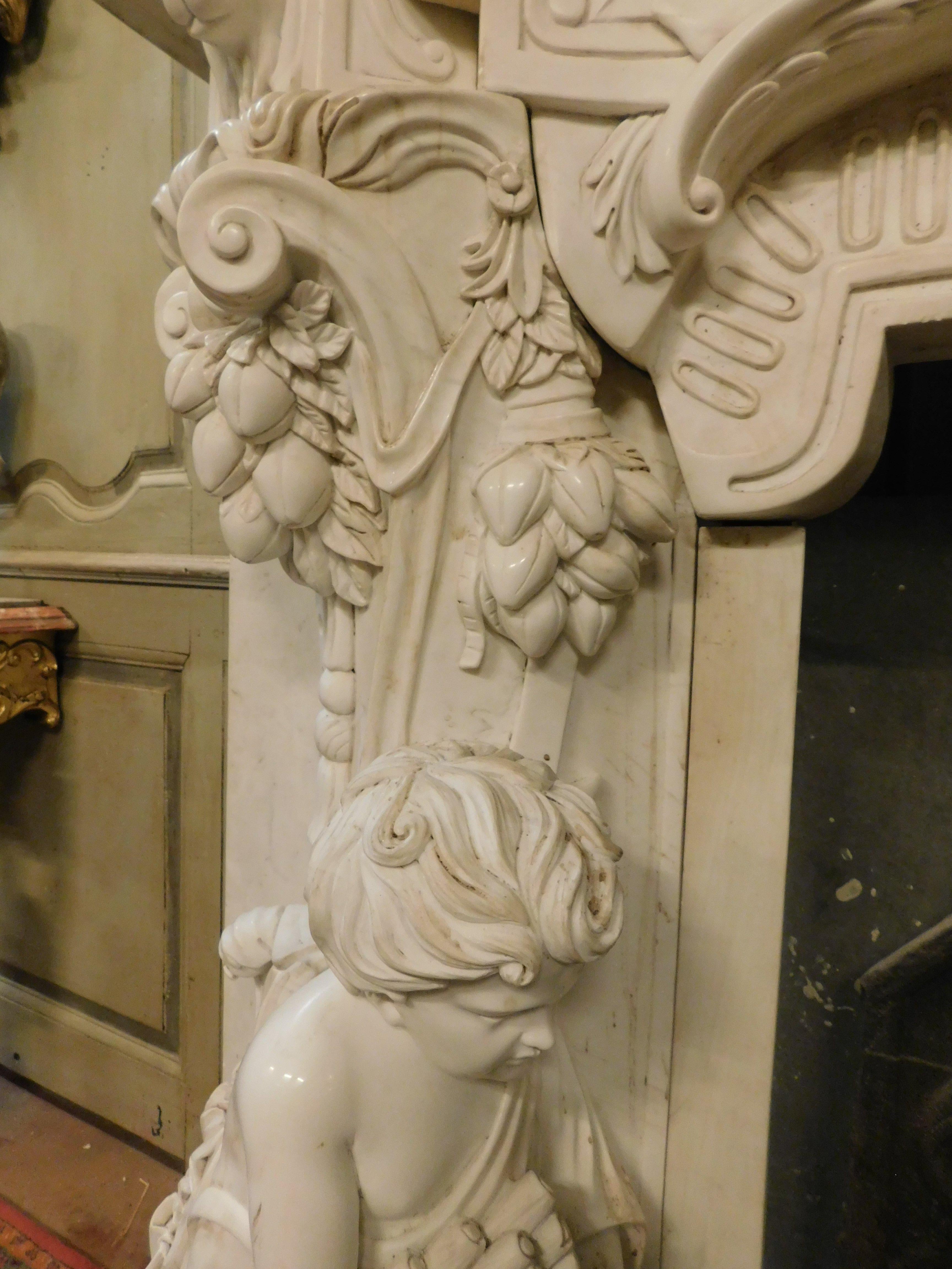 Weißer Bildhauermarmorkamin, reich geschnitzt mit Putten, Amor, Hunden, Italien im Angebot 3