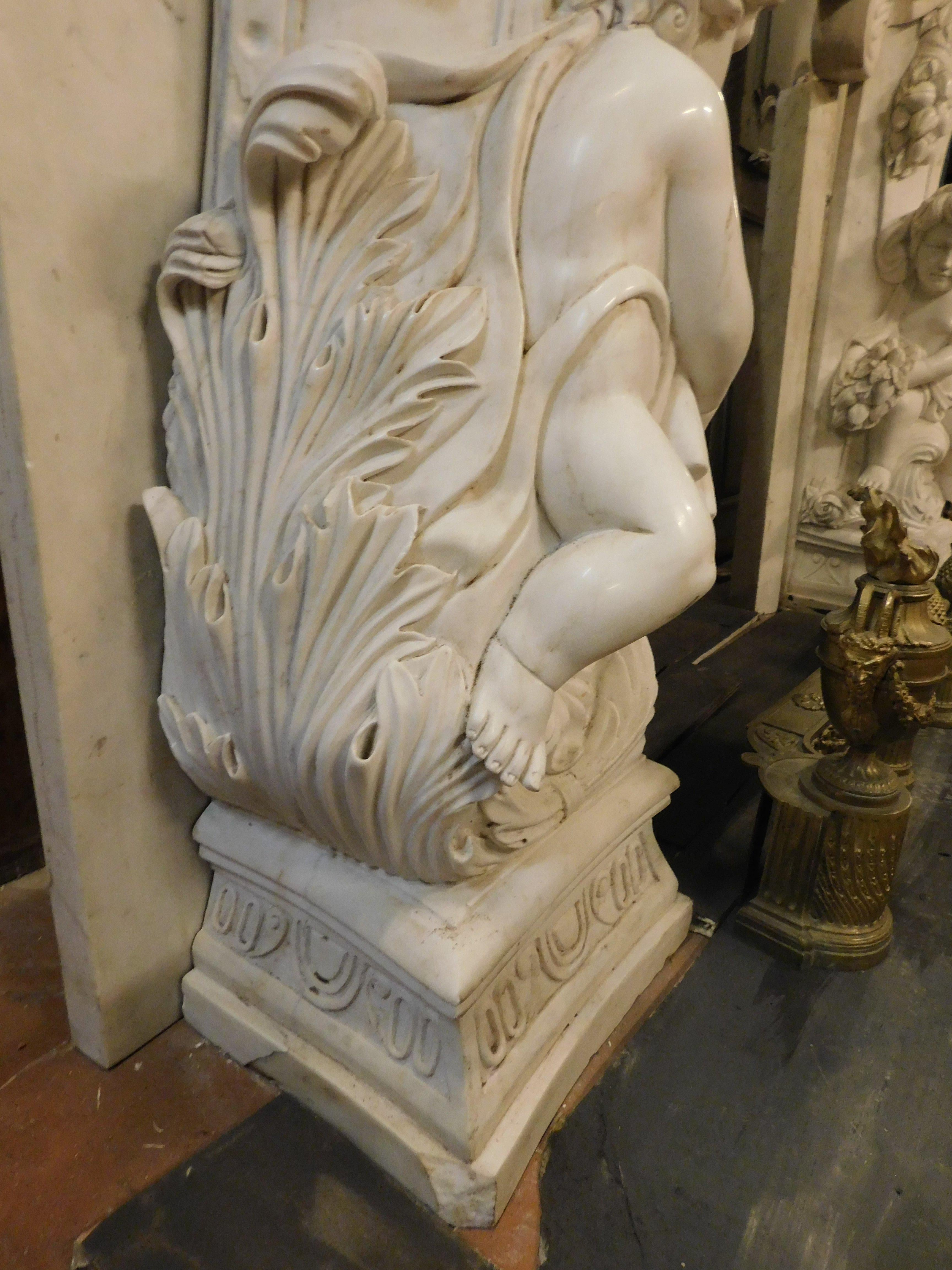 Weißer Bildhauermarmorkamin, reich geschnitzt mit Putten, Amor, Hunden, Italien im Angebot 5