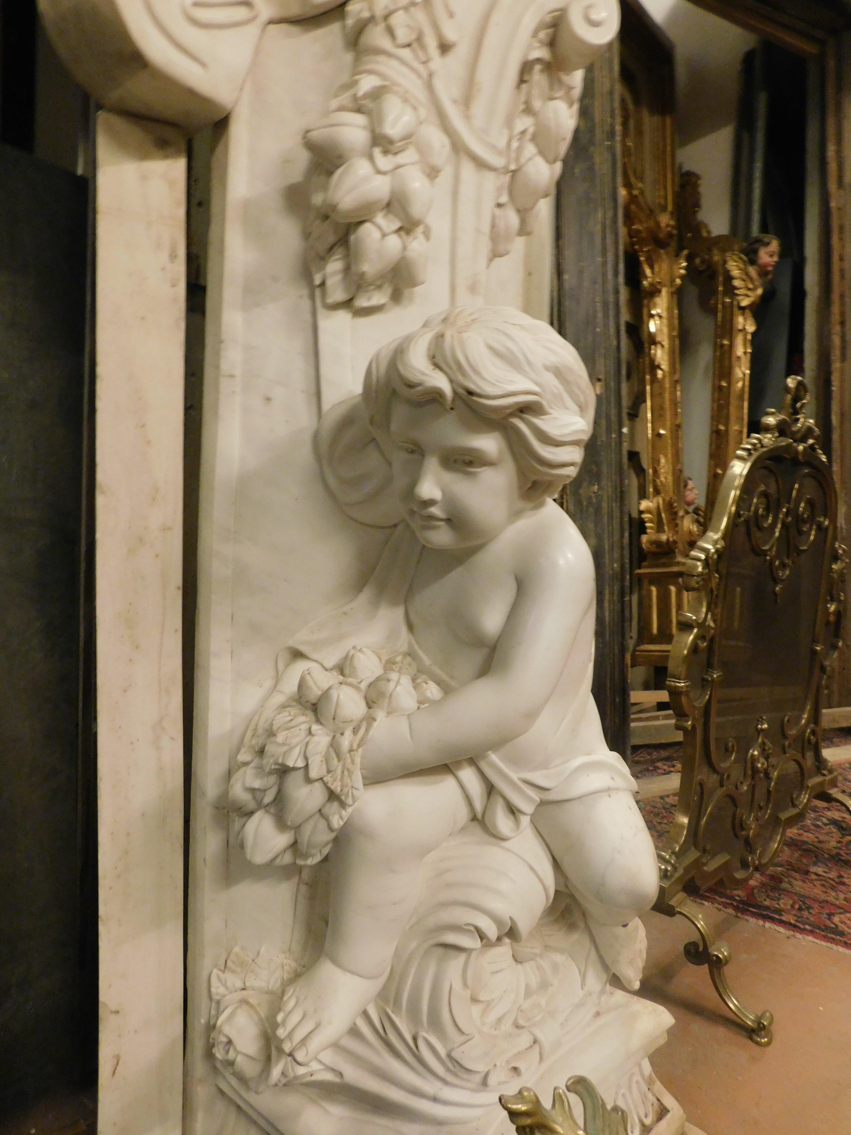 Weißer Bildhauermarmorkamin, reich geschnitzt mit Putten, Amor, Hunden, Italien im Angebot 2