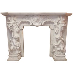 Chimenea de Mármol Estatuaria Blanca, Ricamente Tallada con Querubines, Cupido, Perros, Italia