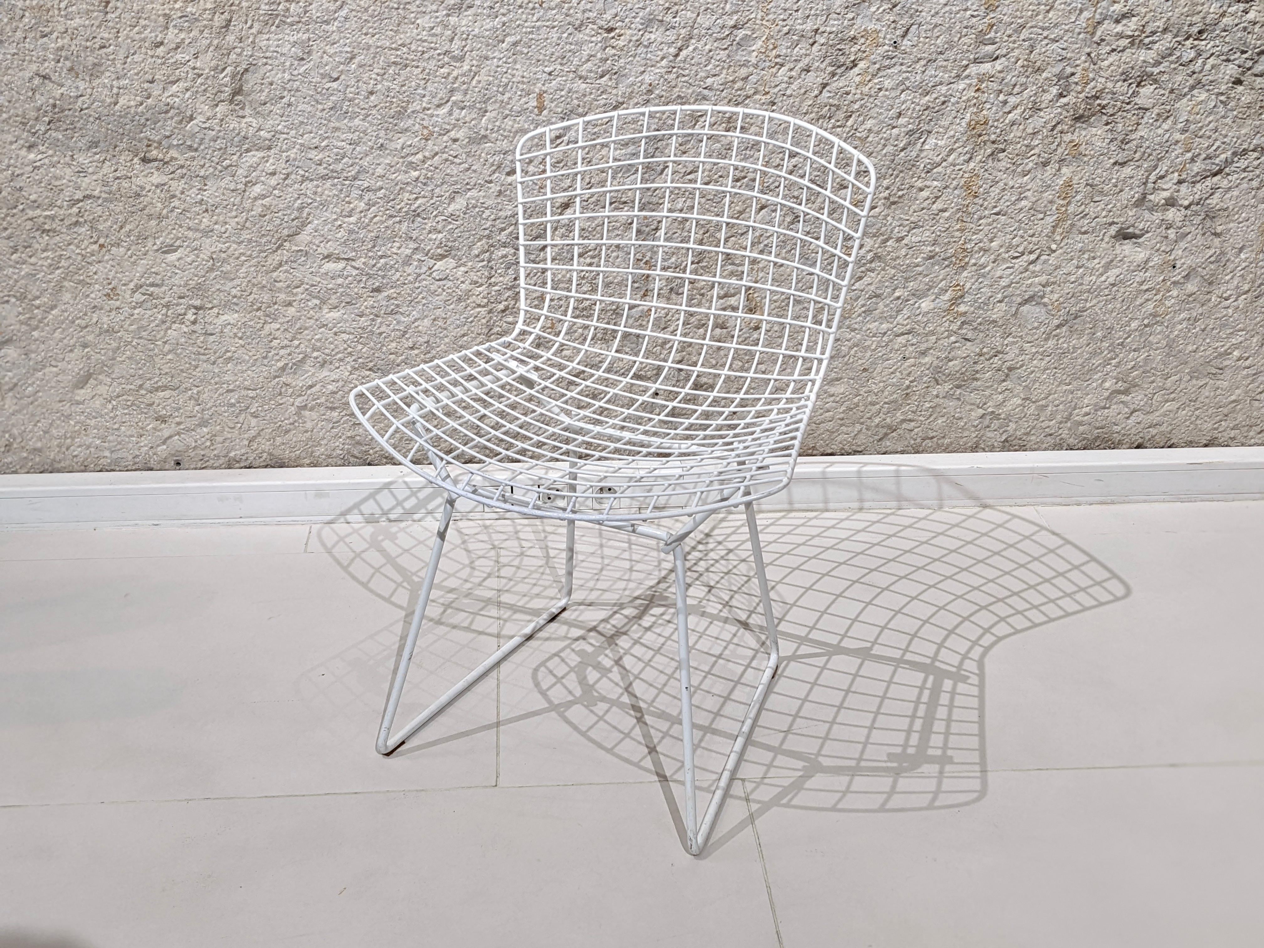 White steel chair by Harry Bertoia for Knoll. Good condition. Some wear and tear (see photo)
Steel frame and white leather cushion.
Circa 1970
Dimensions: H72 cm x W53 cm x D51 cm.