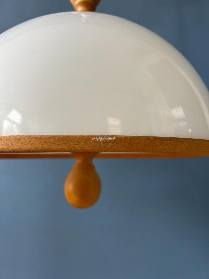 Lampada a sospensione in plexiglass Steinhauer bianca con elementi in legno, anni '70 In condizioni buone in vendita a ROTTERDAM, ZH