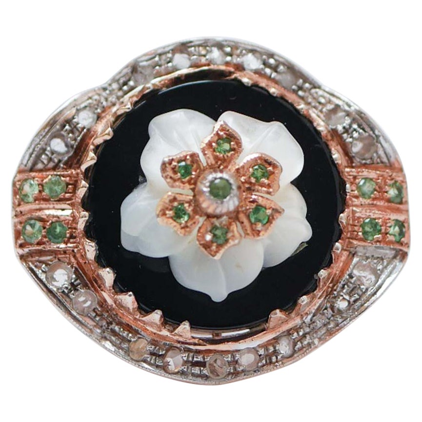 Ring aus weißem Stein, schwarzem Achat, Tsavorit, Diamanten, Roségold und Silber.