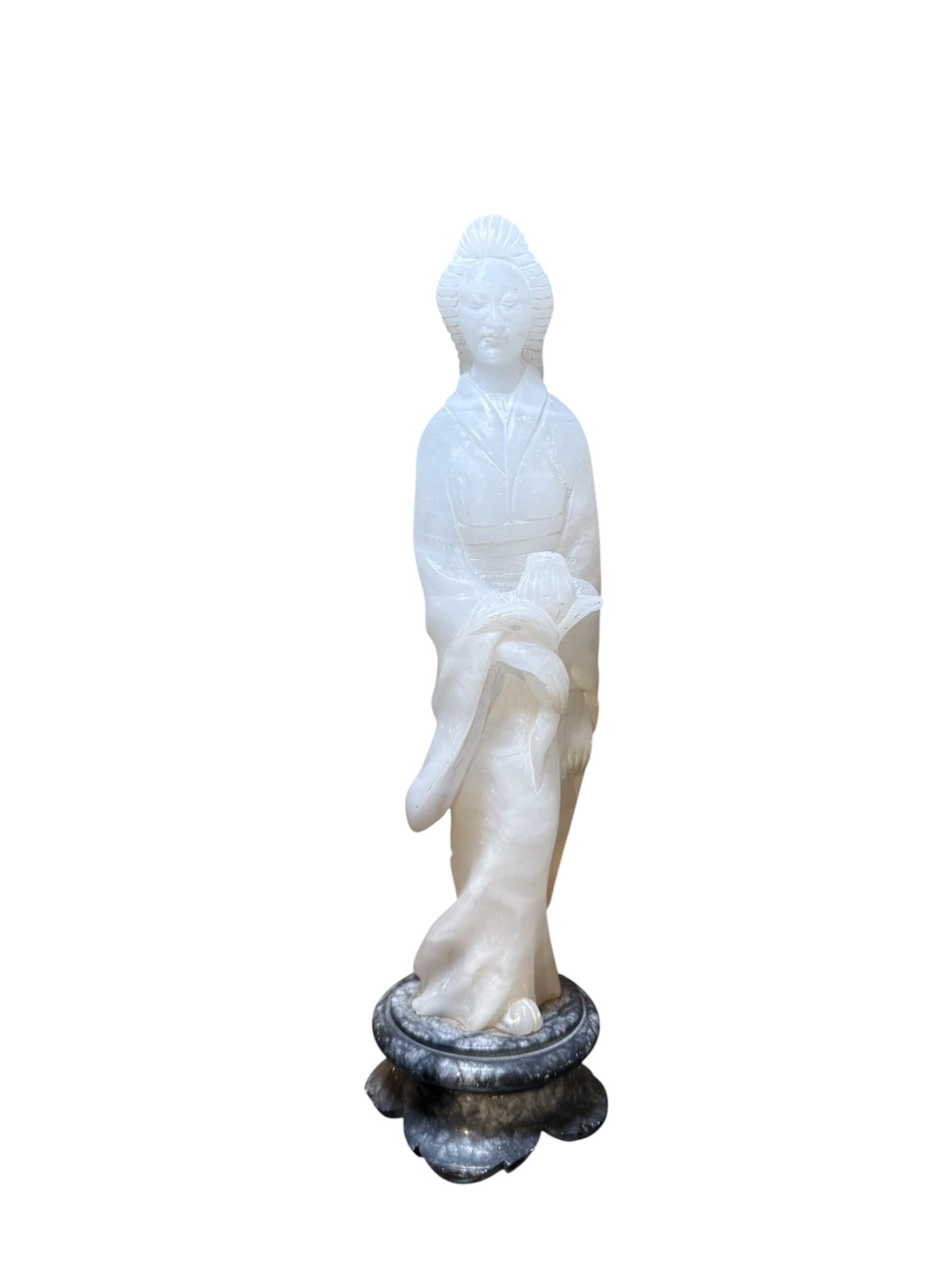 Scultura in pietra bianca di una giovane donna giapponese in vendita 2