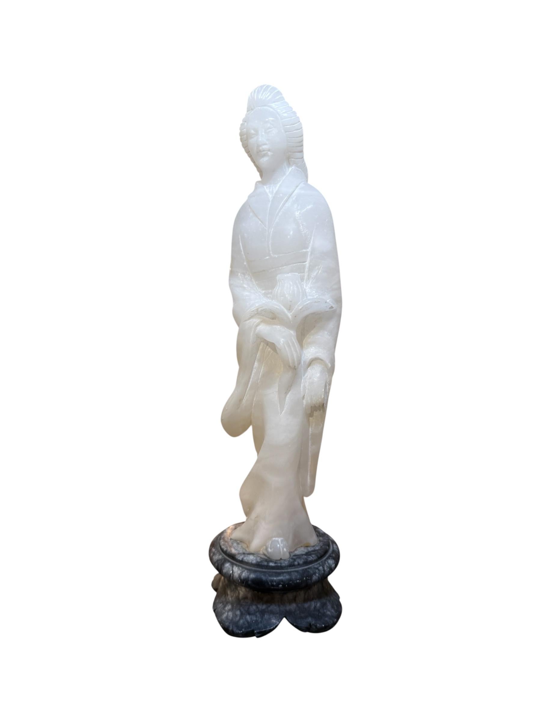 Giapponismo Scultura in pietra bianca di una giovane donna giapponese in vendita