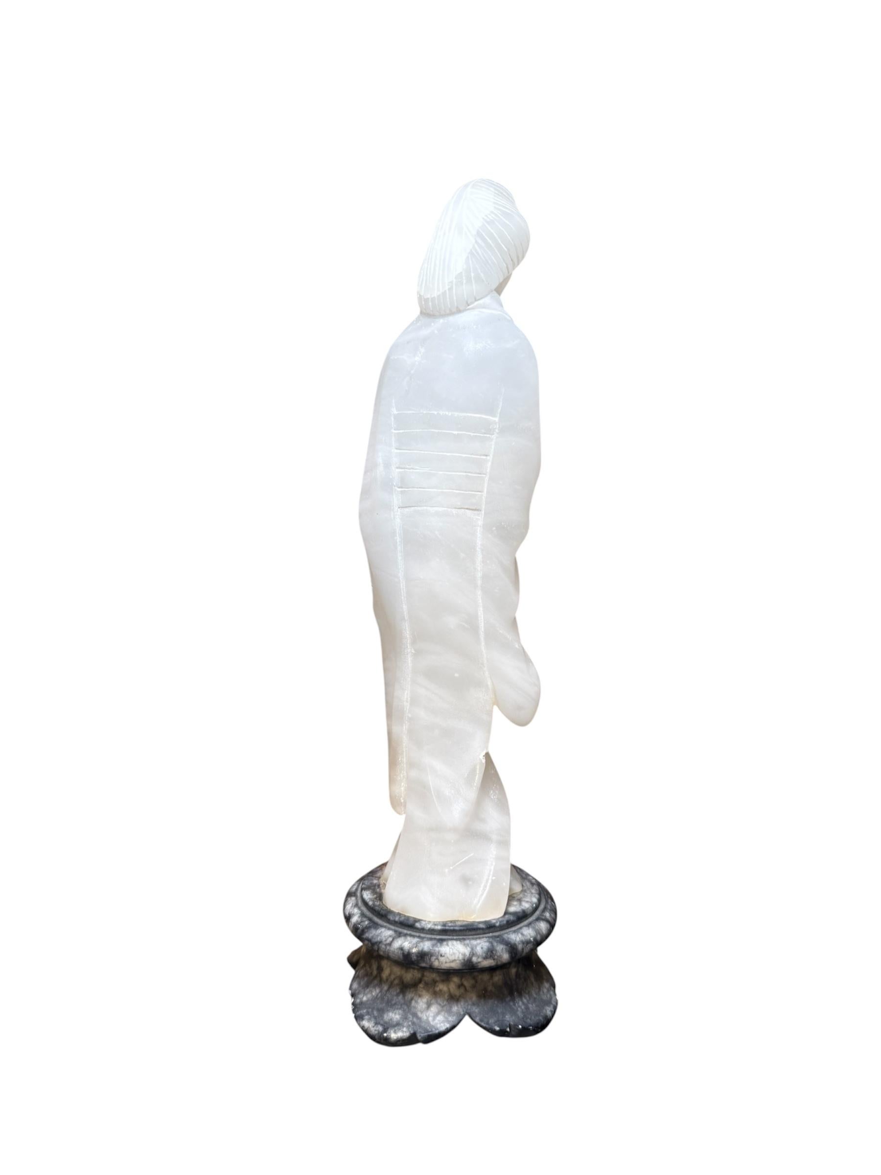 Giapponese Scultura in pietra bianca di una giovane donna giapponese in vendita