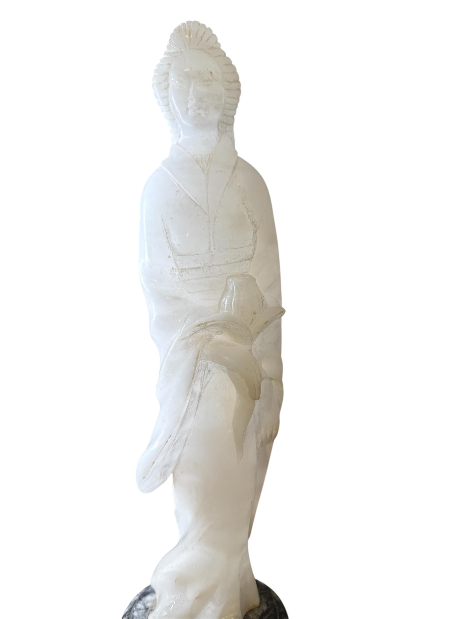 Intagliato a mano Scultura in pietra bianca di una giovane donna giapponese in vendita
