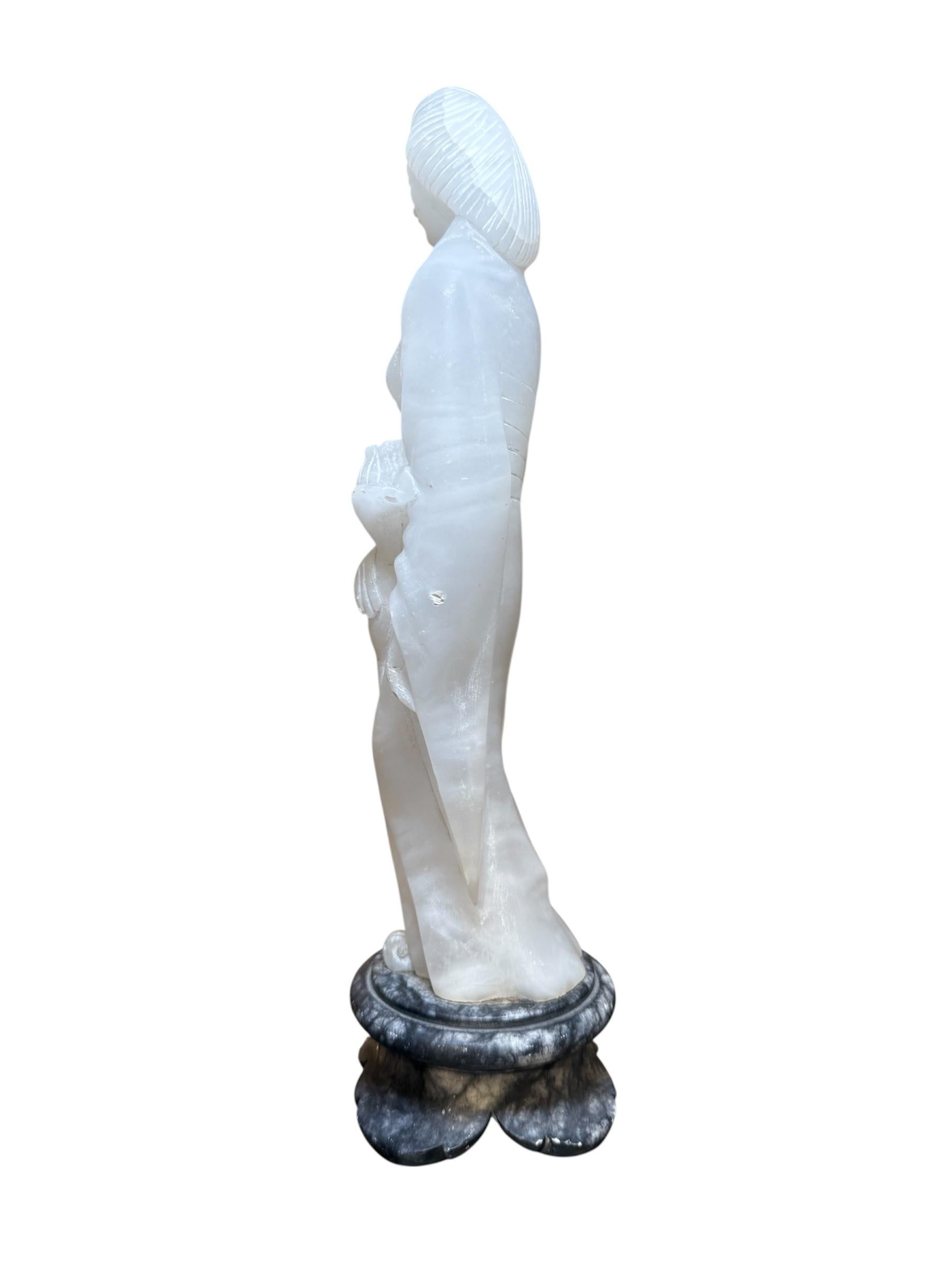 Scultura in pietra bianca di una giovane donna giapponese In condizioni buone in vendita a Guaynabo, PR