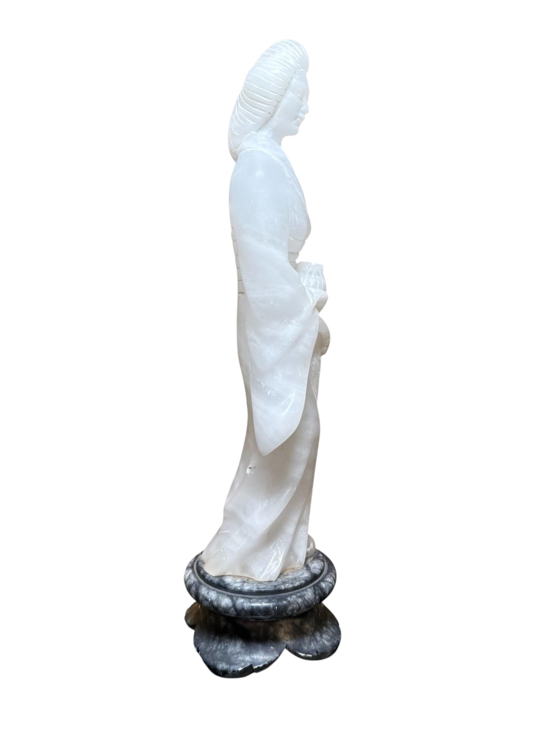 XX secolo Scultura in pietra bianca di una giovane donna giapponese in vendita