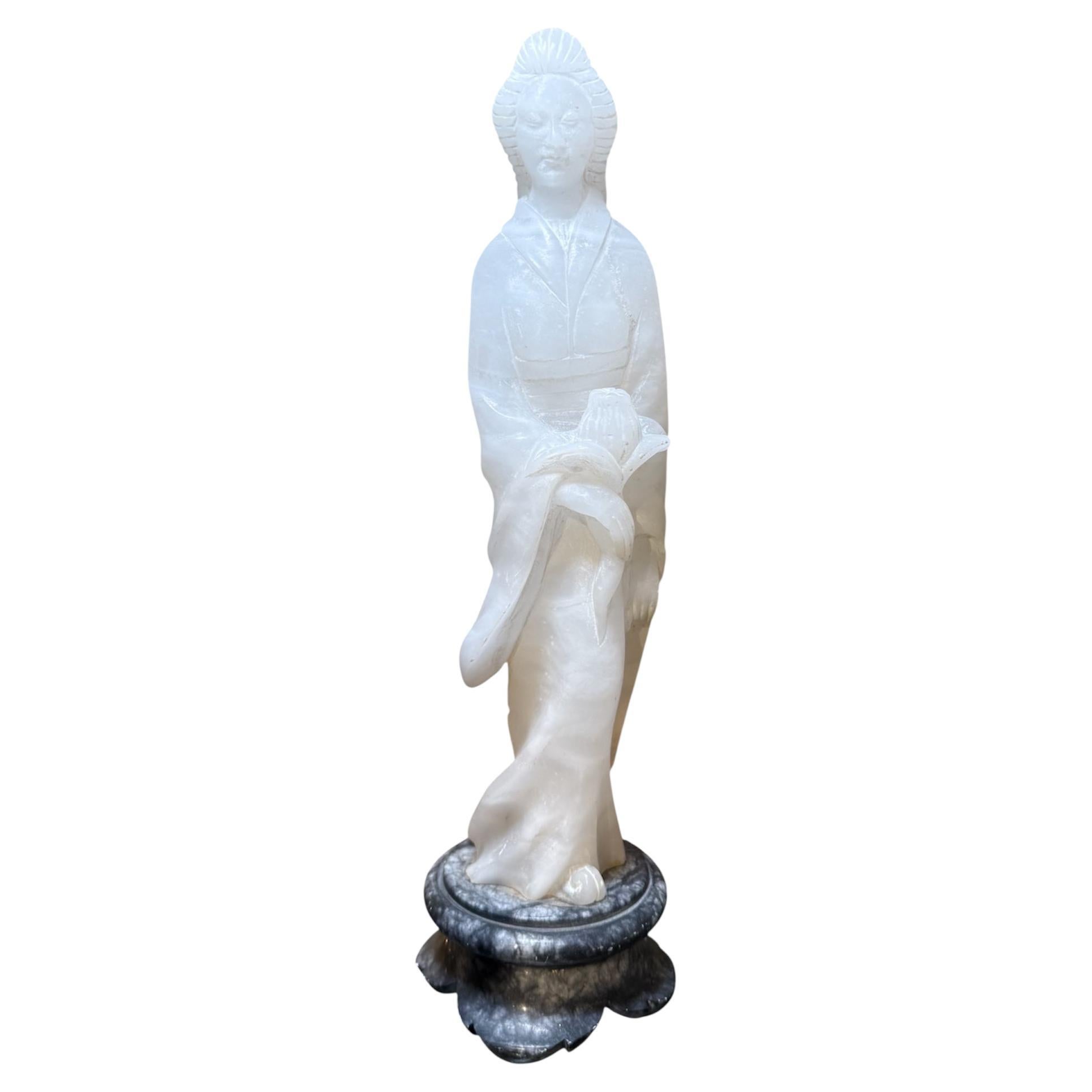 Scultura in pietra bianca di una giovane donna giapponese in vendita