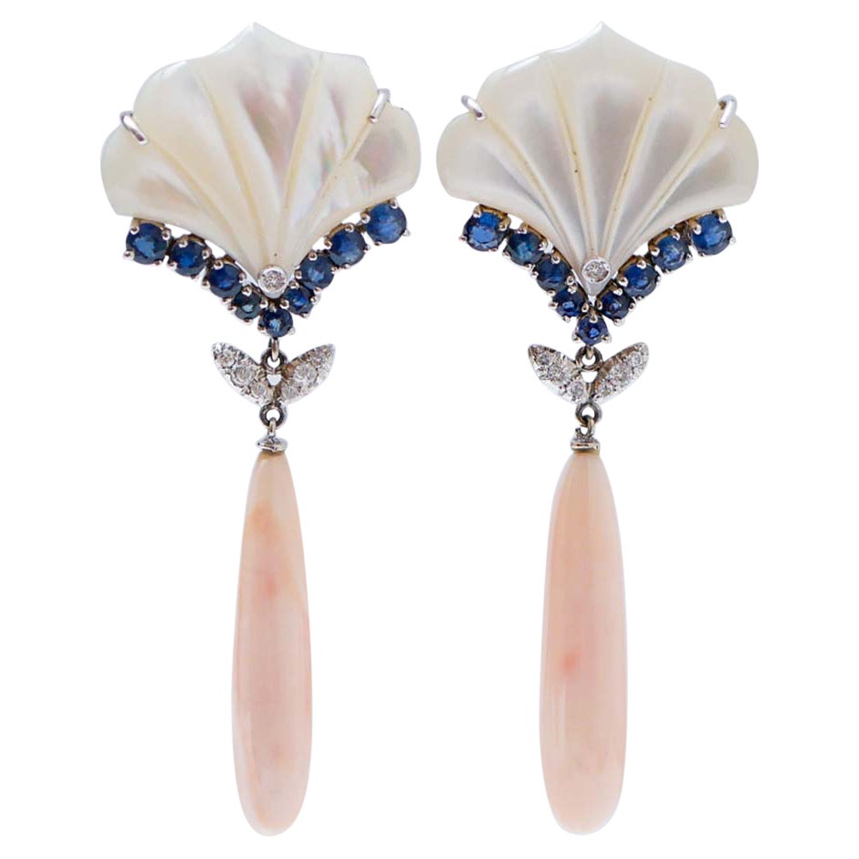 Pierres blanches, corail, diamants, saphirs, boucles d'oreilles en or blanc 14 carats.