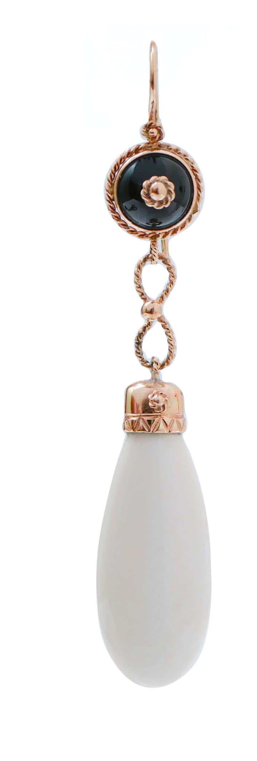 Fantastic dangle earrings in 14 kt rose gold earrings mounted with an onyx in the upper part; in the middle, a woven structure and, as pendant, a drop white stone.
These earrings were totally handmade by Italian master goldsmiths and they are in
