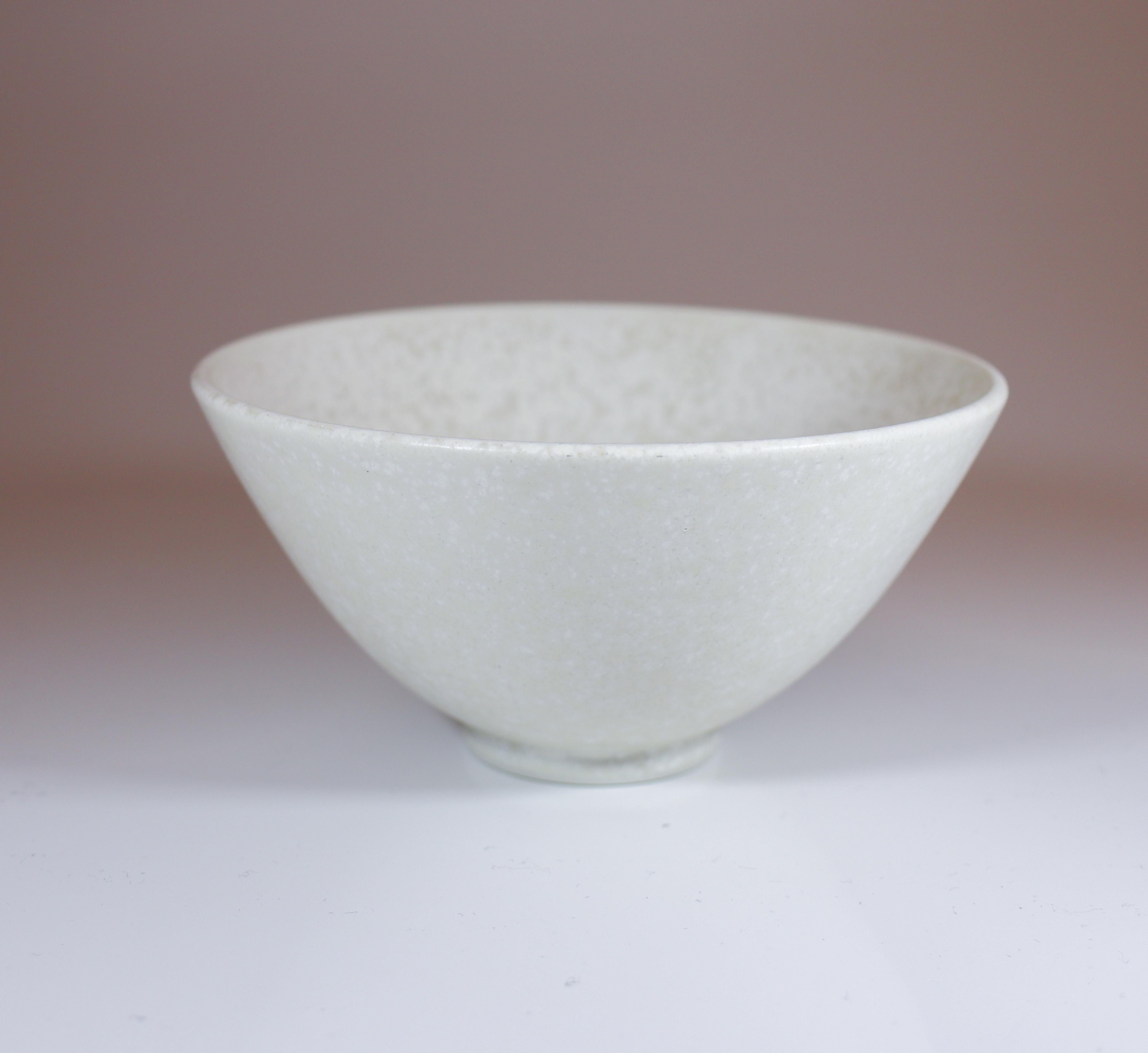 Ciotola in gres bianco - Gunnar Nylund - Rörstrand - Medioevo moderno In condizioni ottime in vendita a Stockholm, SE