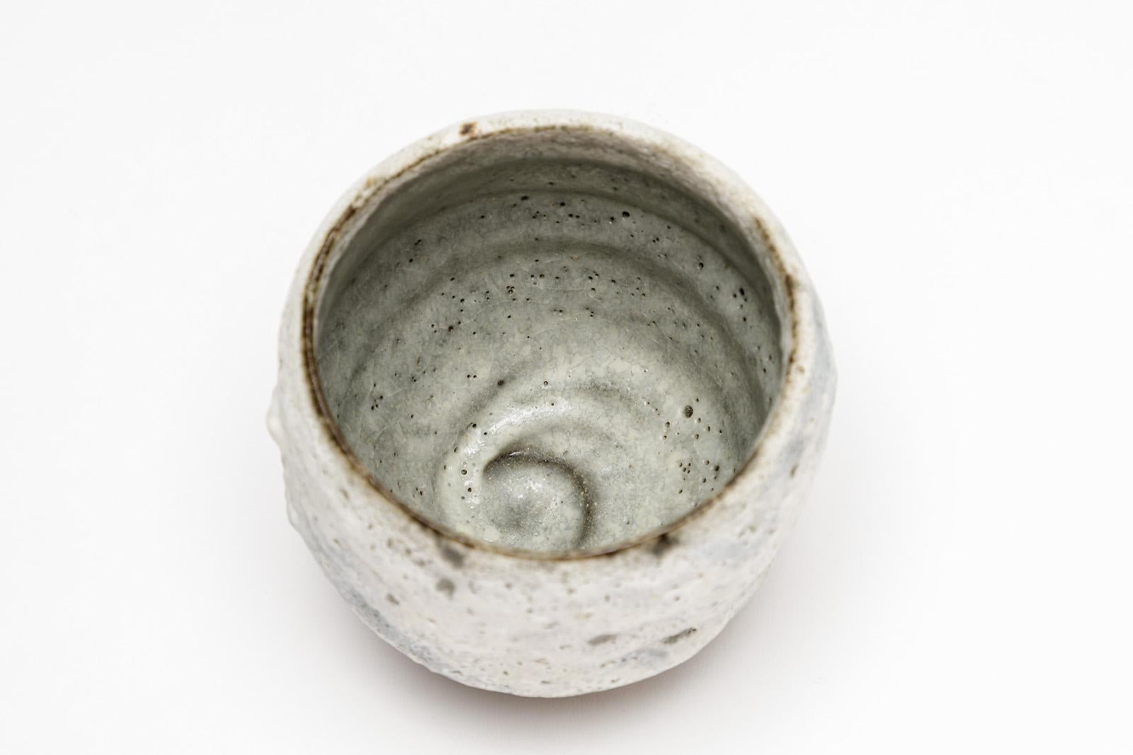 White Stoneware Ceramic Bowl by Lukas Richarz Modern Handmade Pottery In Excellent Condition In Neuilly-en- sancerre, FR