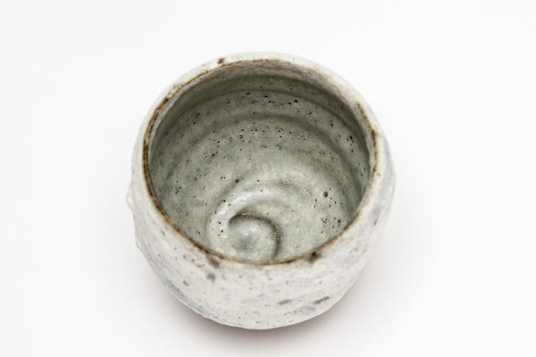 White Stoneware Ceramic Bowl by Lukas Richarz Modern Handmade Pottery In Excellent Condition For Sale In Neuilly-en- sancerre, FR