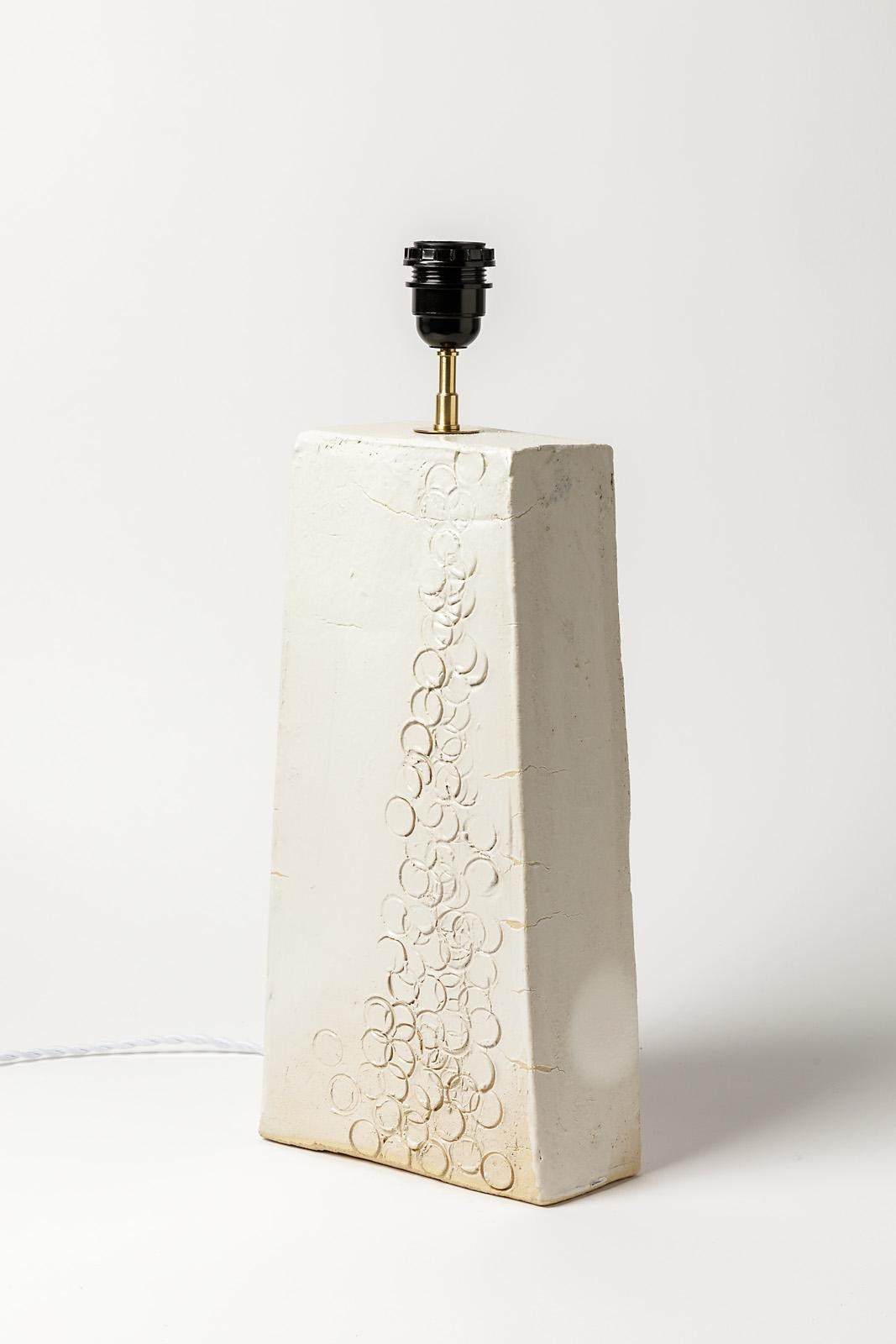 Weiße Keramik-Tischlampe aus Steingut, 20. Jahrhundert, Design-Leuchten, handgefertigt (Moderne der Mitte des Jahrhunderts) im Angebot