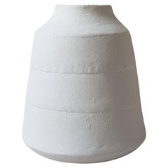 Kados-Vase aus weißem Steingut von Elena Vasilantonaki