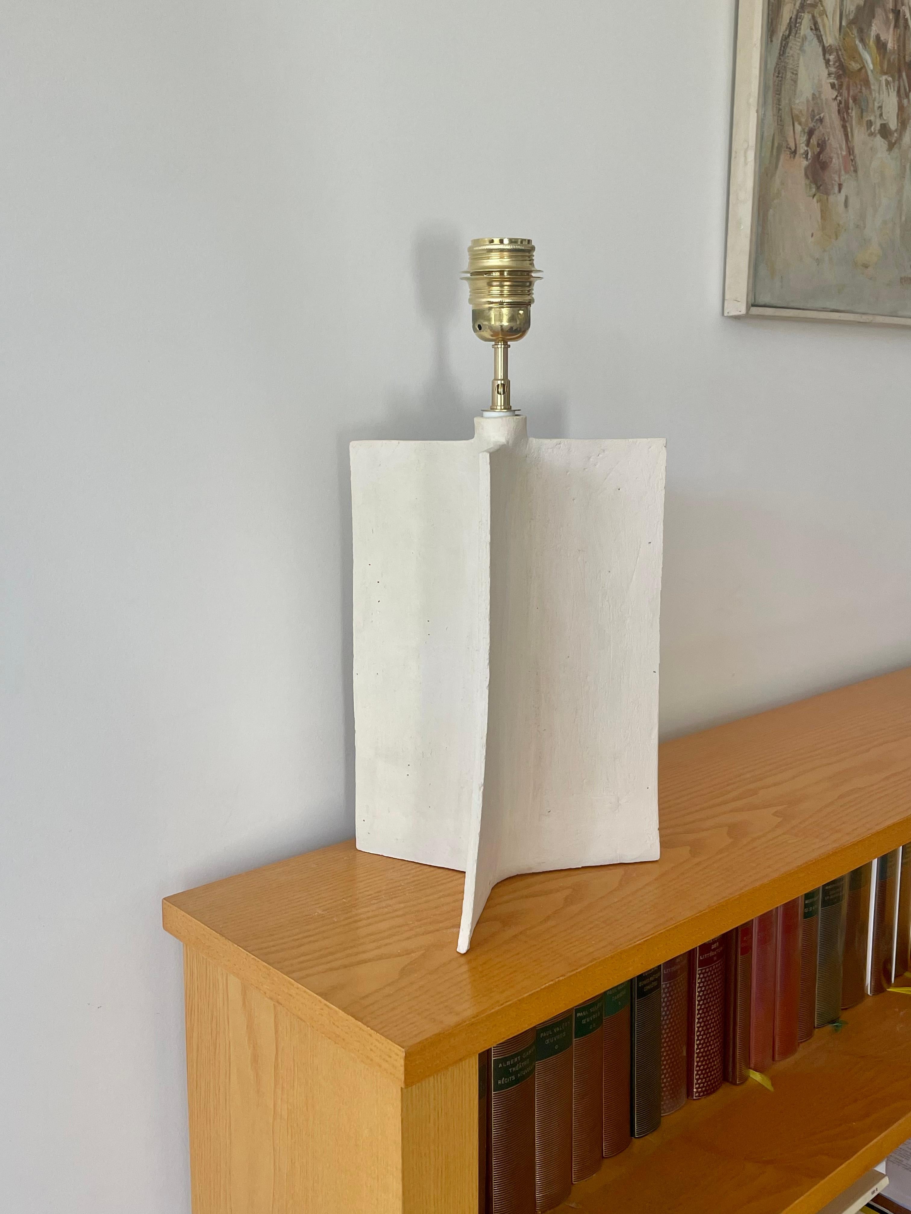 Lampe en grès blanc Stella di Mare by Renzo Maar
Dimensions :  D 20 x H 48 cm
MATERIAL : Céramique (grès blanc), Signé.

Réalisée en argile grattée et croisée, cette lampe est un hommage à la lampe Croisillon du designer français de l'Art déco Jean