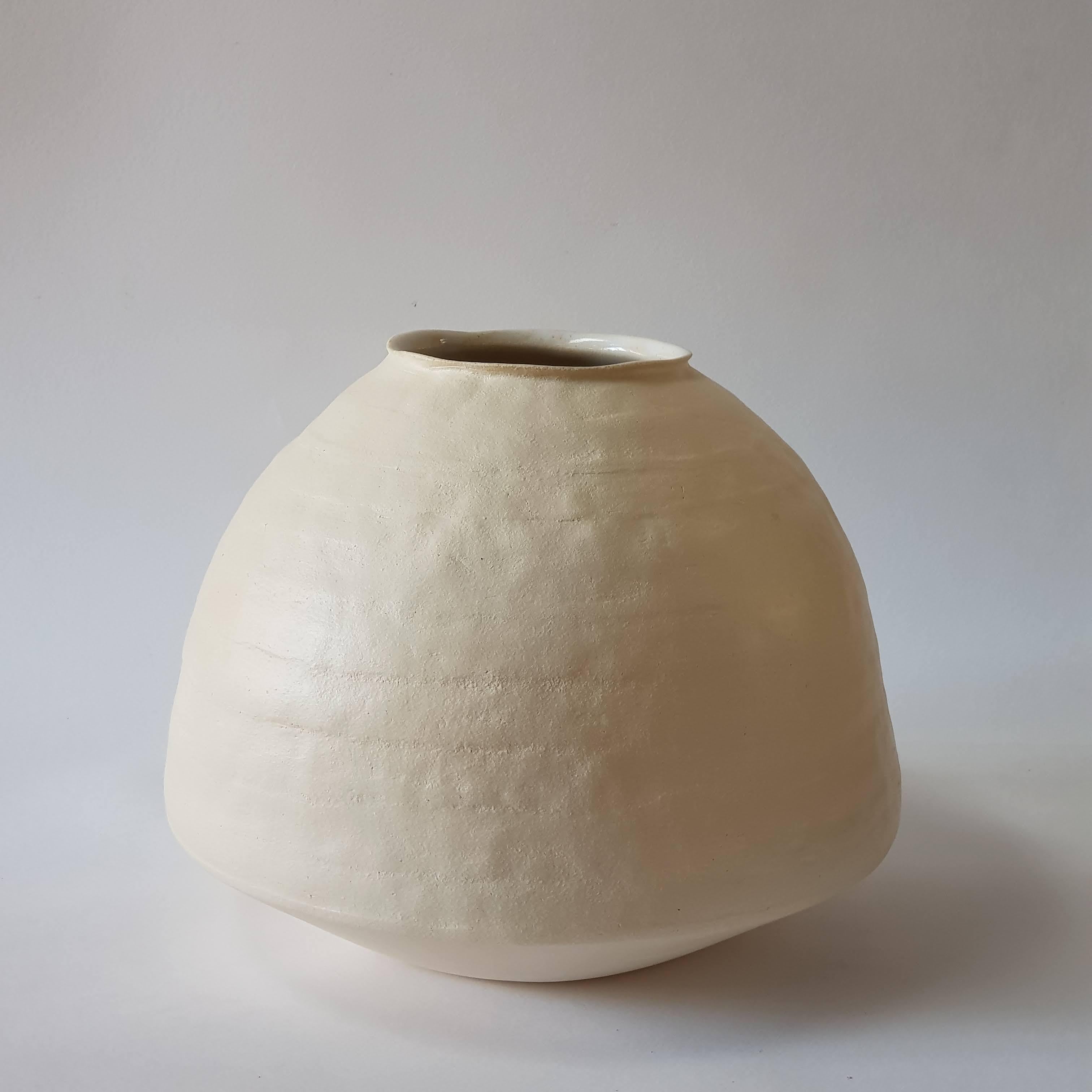 White Stoneware Psykter Vase by Elena Vasilantonaki In New Condition For Sale In Geneve, CH