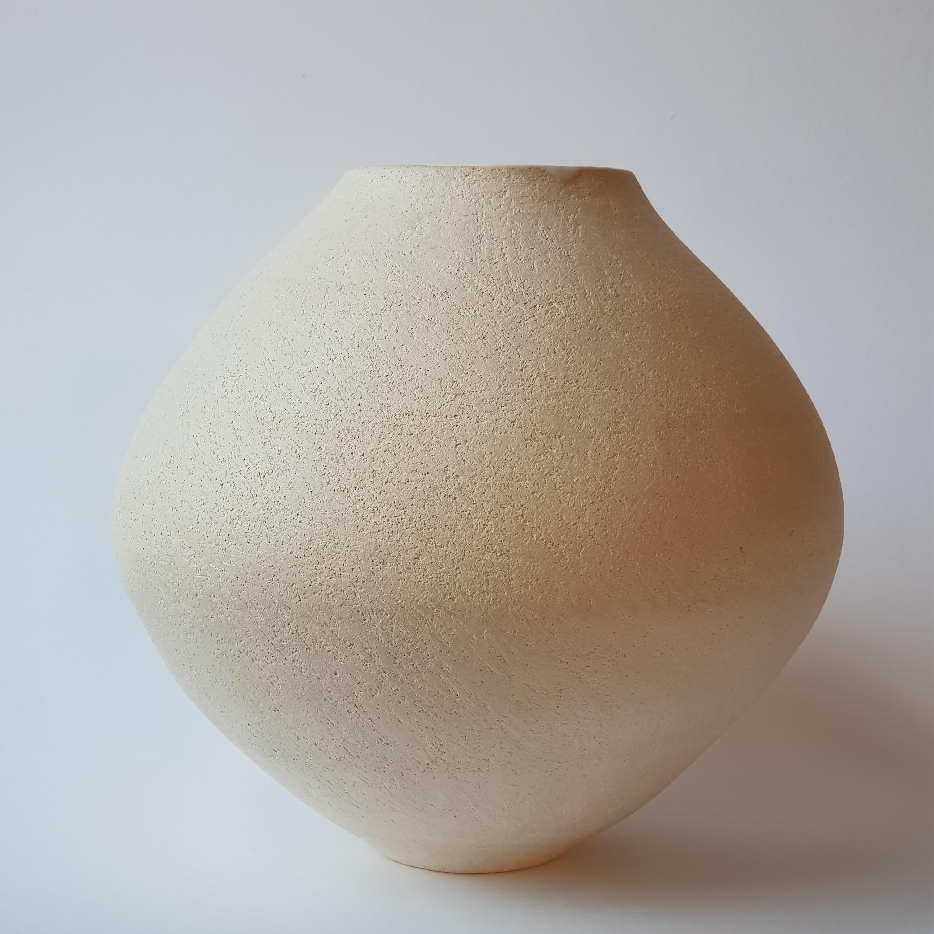 White Stoneware Sfondyli Vase by Elena Vasilantonaki
Unique
Dimensions: ⌀ 27 x H 23 cm (Dimensions may vary)
Materials: Stoneware
Available finishes: Black, White, Brown, Red, White Patina

Growing up in Greece I was surrounded by pottery forms that