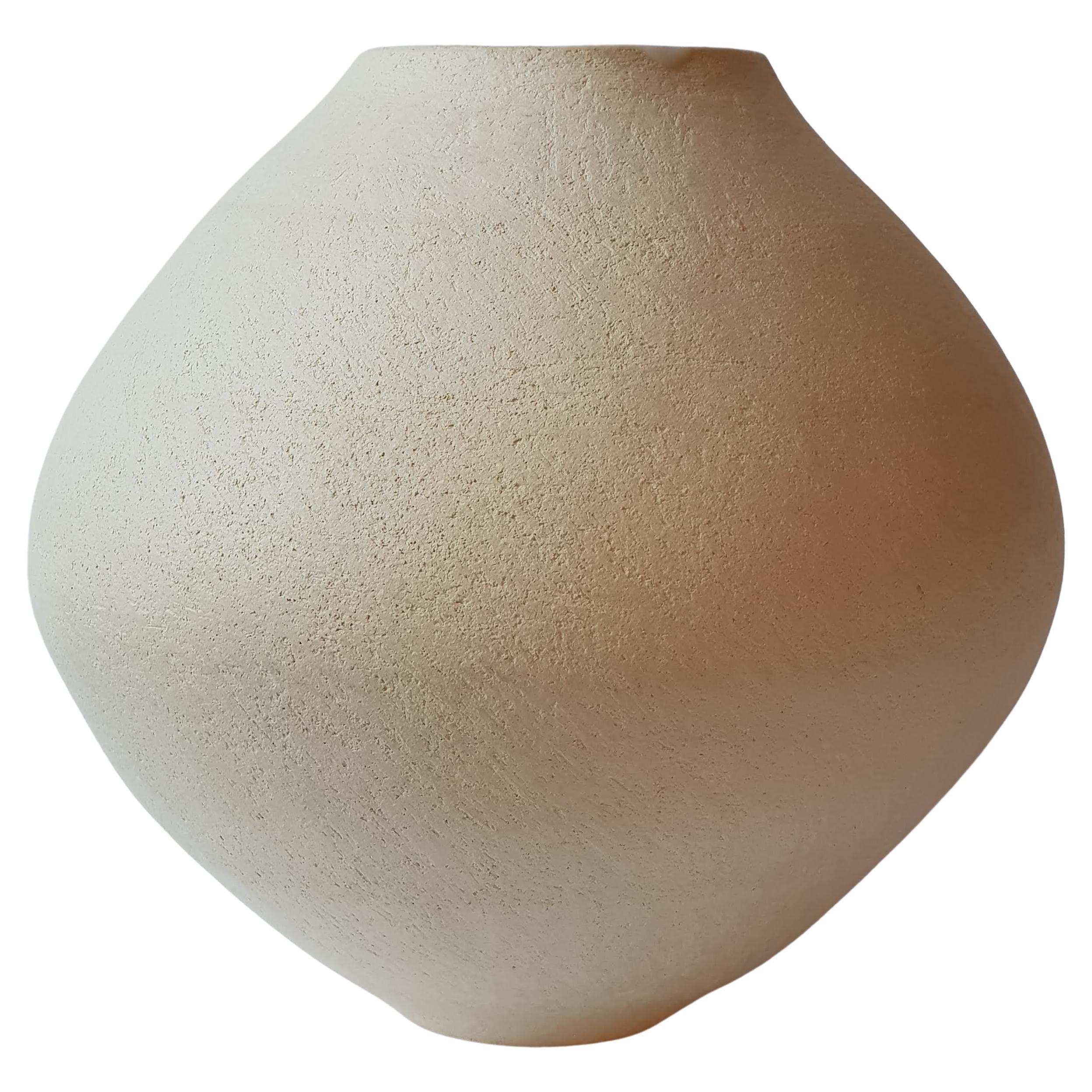 Weiße Sfondyli-Vase aus weißem Steingut von Elena Vasilantonaki